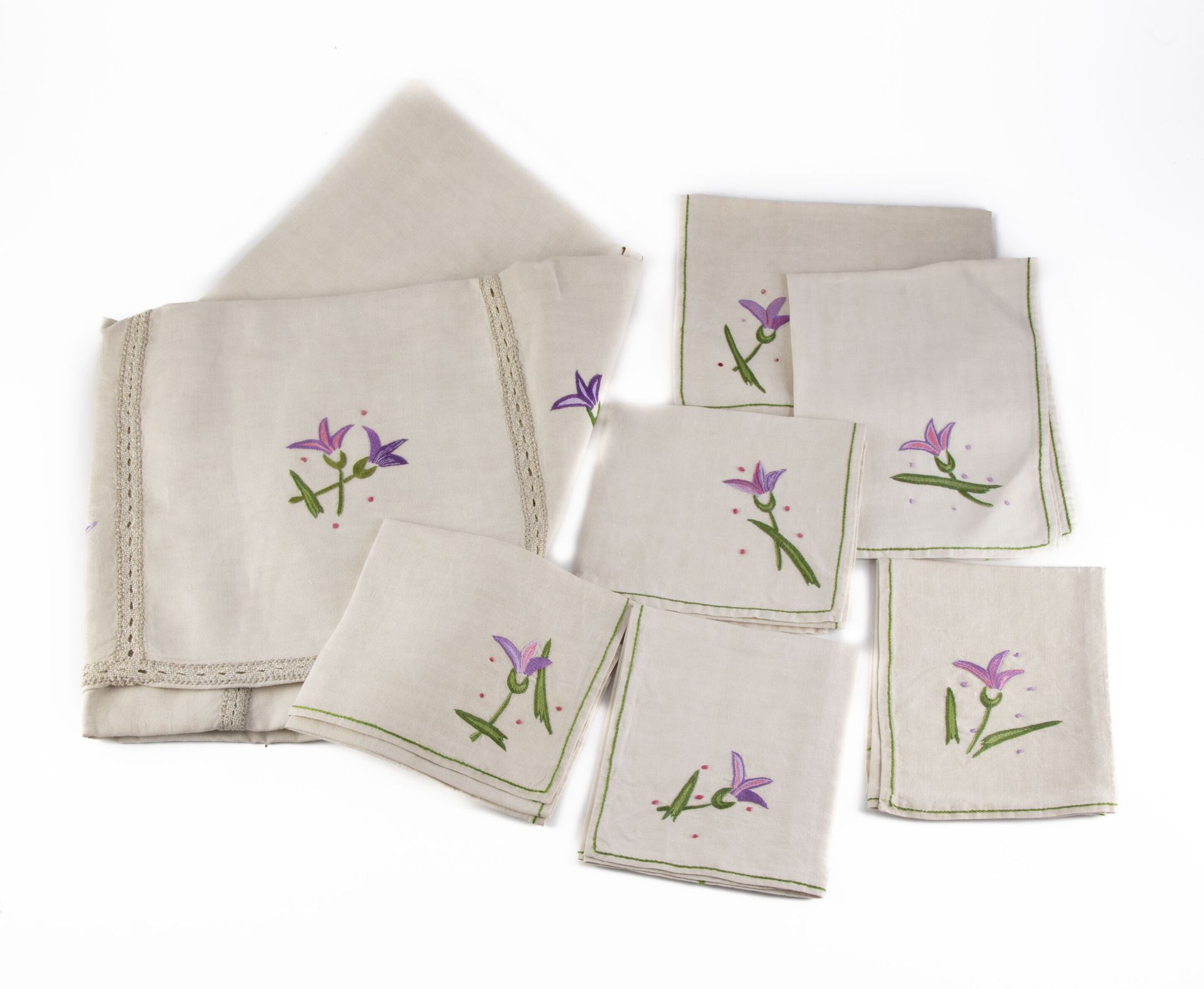 Null Nappe et ses 6 serviettes brodés de fleurs 
Dimensions de la nappe: 190 cm &hellip;