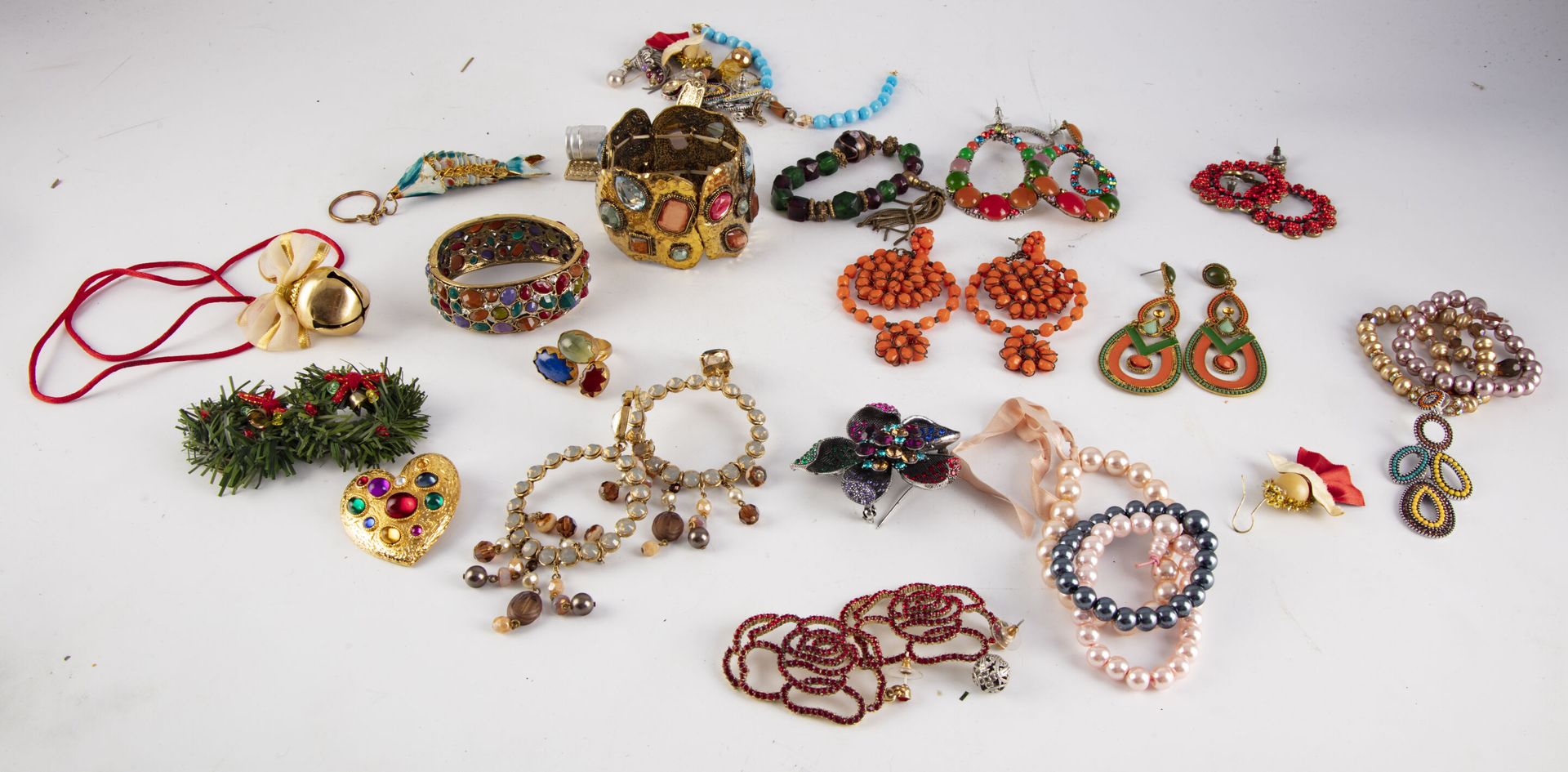 Null Important ensemble de bijoux fantaisies, broches, colliers, boucles d'oreil&hellip;