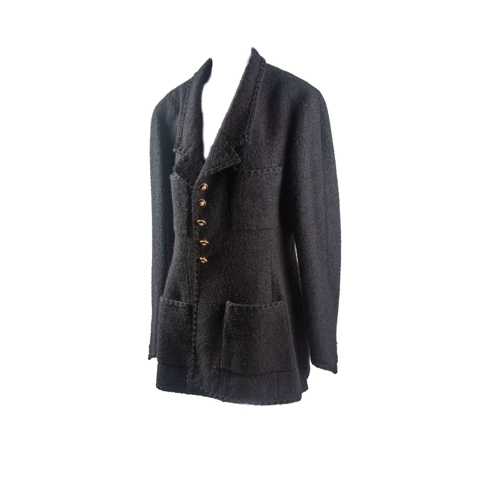 Null CHANEL - PARIS
Veste en tweed noire présentant cinq boutons et quatre poche&hellip;