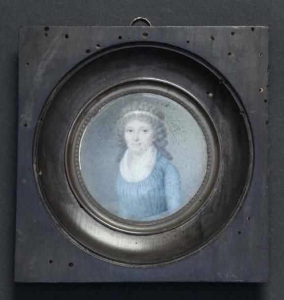 Ecole FRANCAISE vers 1800 Portrait de jeune femme en robe bleue diamètre 6,5 cm