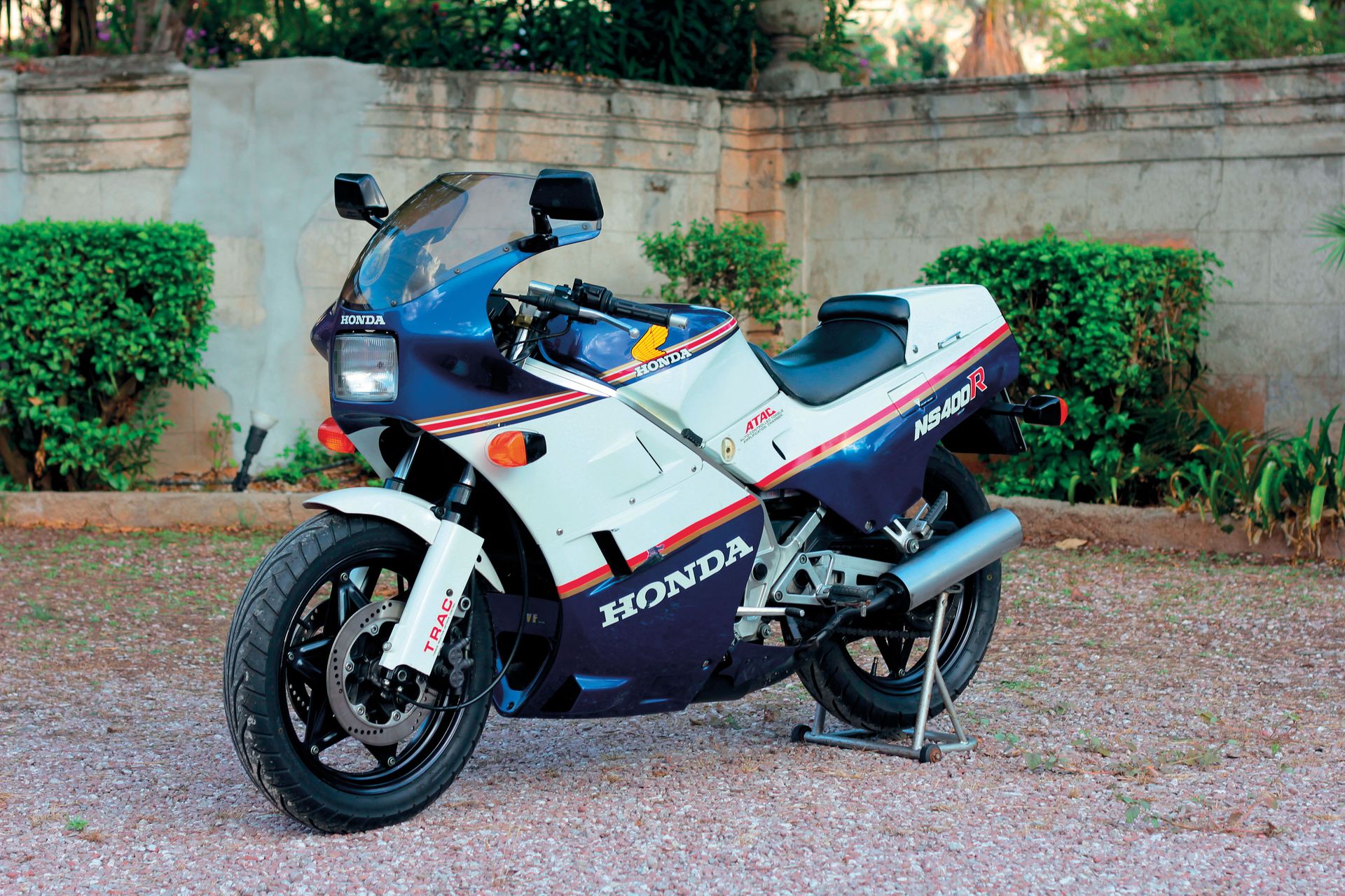 HONDA NS 400 R, 1989 
底盘/底盘编号2003747

- 仅13。770公里的原装
- 保存
- 原装赛车架
- 原装修理包
- 原装本田&hellip;