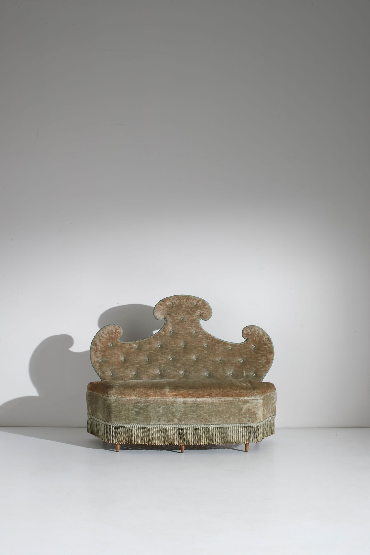 CESARE LACCA 入口处的沙发。水曲柳木，软垫织物。意大利 1950 年代。
cm 90x125x45
A SETTEE BY C.LACCA



整&hellip;