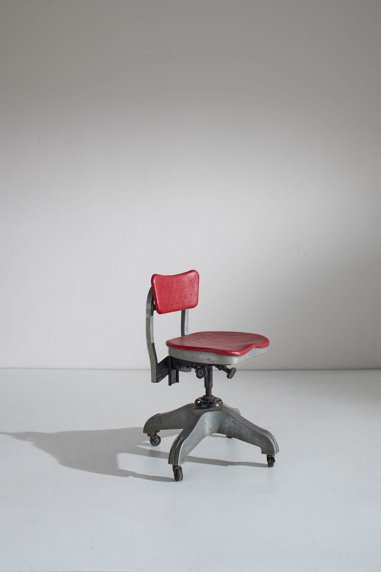 GIO PONTI 1938年款的转椅。铝，搪瓷金属，软垫乙烯基皮革。为米兰的Montecatini办公室设计。座椅下印有：mod. 1938, Monteca&hellip;