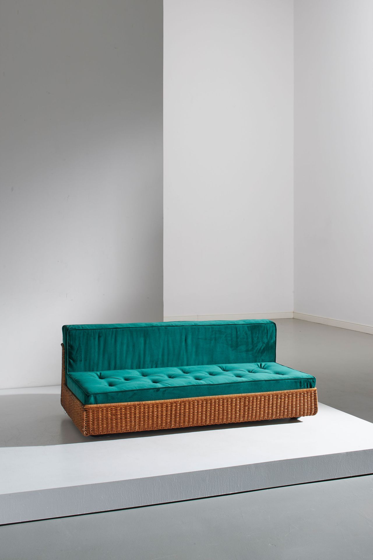 TITO AGNOLI (ATTRIB. A) 沙发。橡胶，搪瓷铁杆，编织的几内亚藤条，软垫布。意大利1960年代。
cm 60x162x82
A SETTEE&hellip;