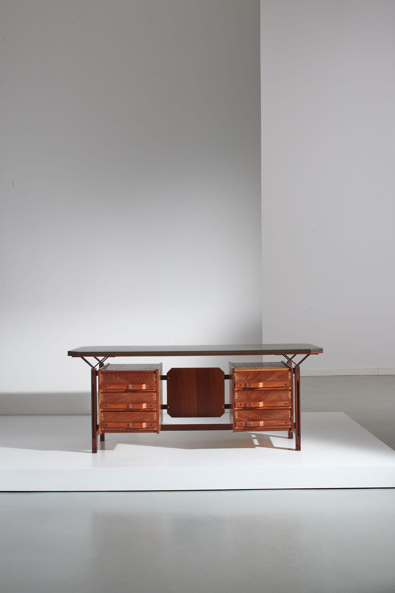 GABETTI & ISOLA (nel gusto di) 桌子。异国情调的木材，枫木，弧形胶合板，乙烯基皮革。意大利60年代。
cm 76x190.5x84&hellip;
