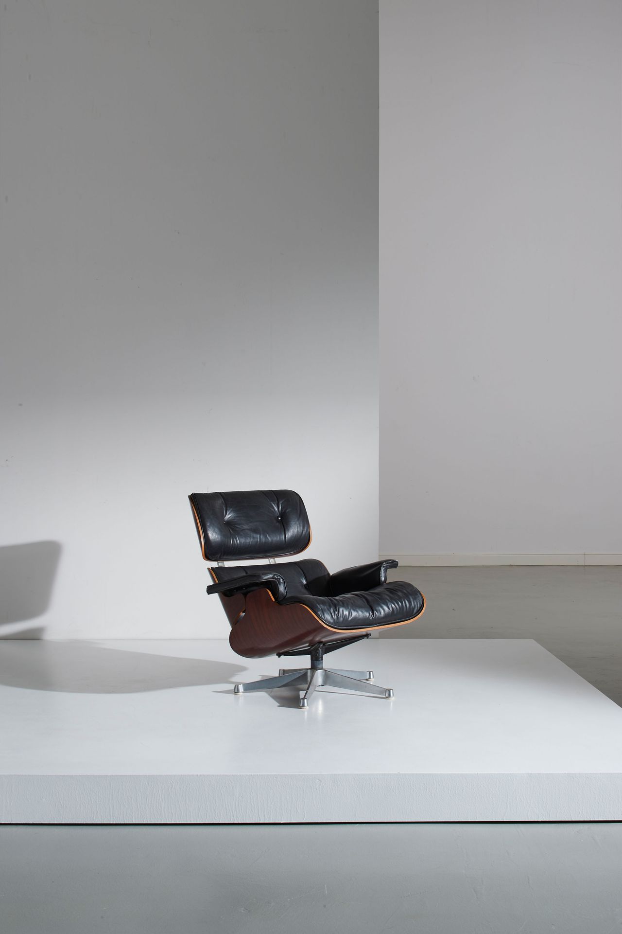 Charles & Ray Eames 休闲椅。压铸铝，异国情调的木材，软包皮革。生产Herman Miller 1970年代。
cm 79x81x85
AN &hellip;