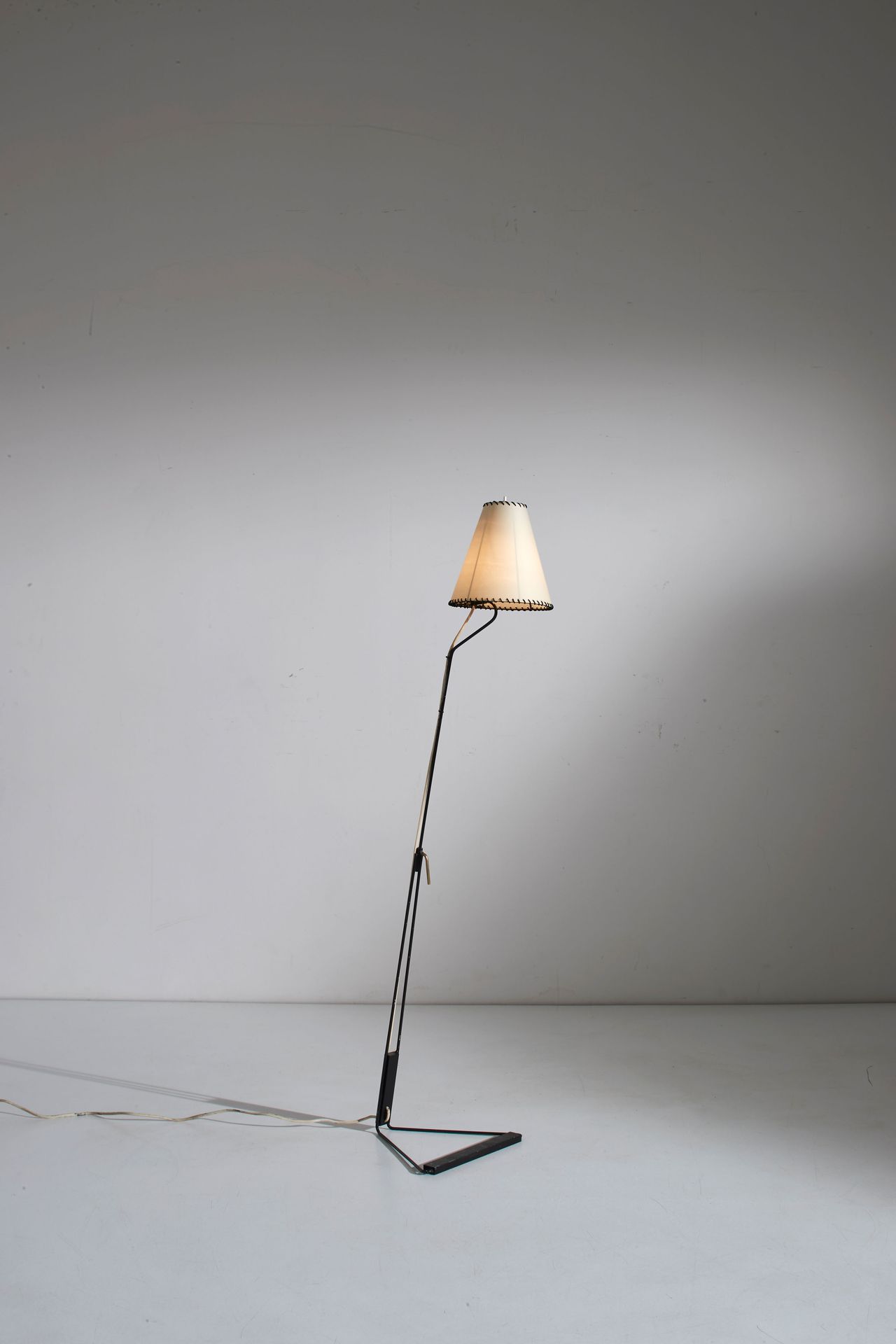 STILNOVO 落地灯。彩绘金属，羊皮纸。生产Stilnovo 20世纪50年代。
cm 140x30x27
A FLOOR LAMP BY STILNOVO&hellip;