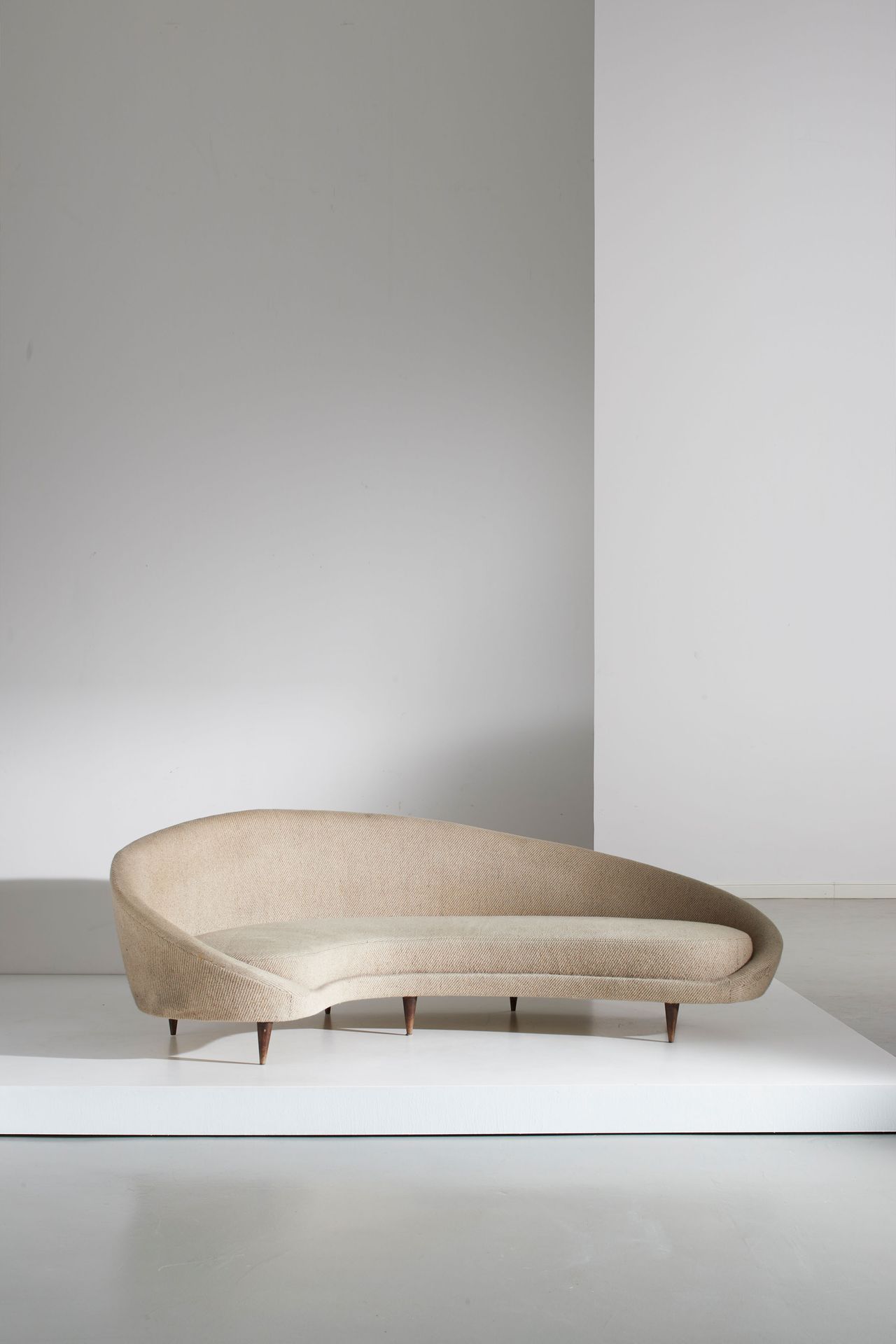 FEDERICO MUNARI 弧形沙发。转动的木头，软垫织物。意大利1950年代。
cm 79x240x140
A CURVED SETTEE BY F. M&hellip;