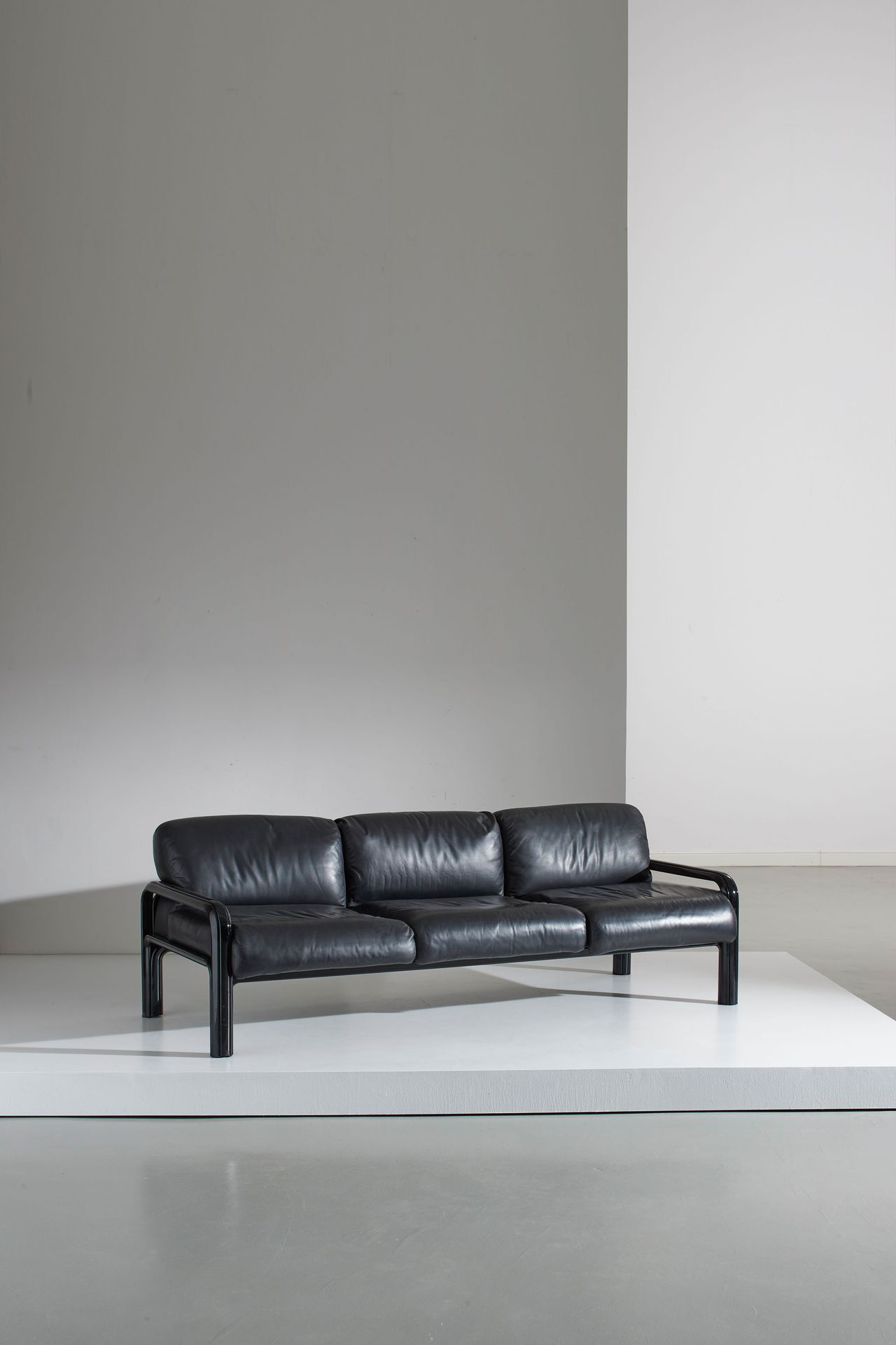GAE AULENTI Sofa. Leder, lackiertes Metall. Knoll International production, USA,&hellip;