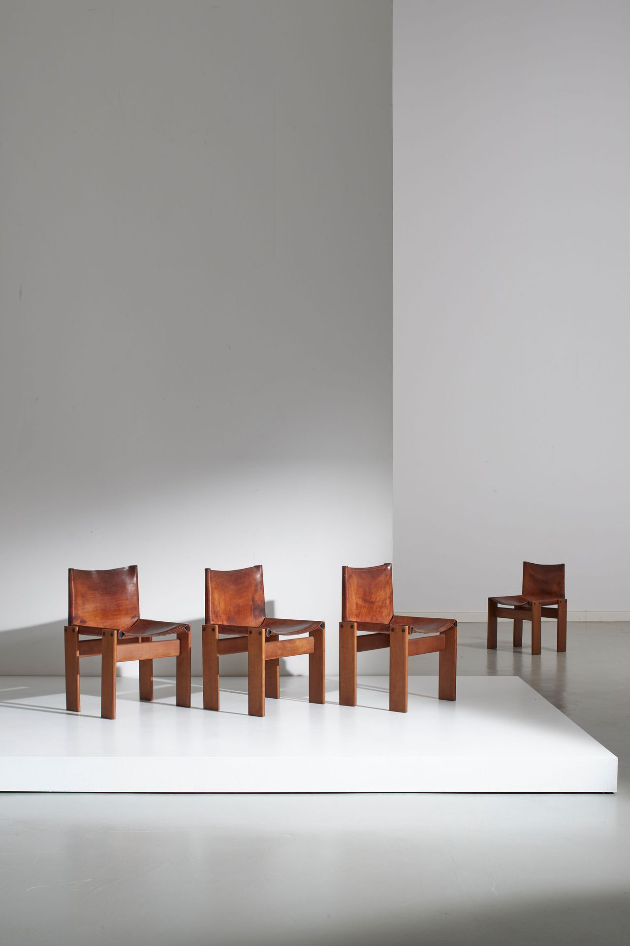 Afra & Tobia Scarpa 四张椅子。胡桃木。皮革。Molteni制作，1970年代。
cm 75x51x47
FOUR CHAIR BY A.& &hellip;