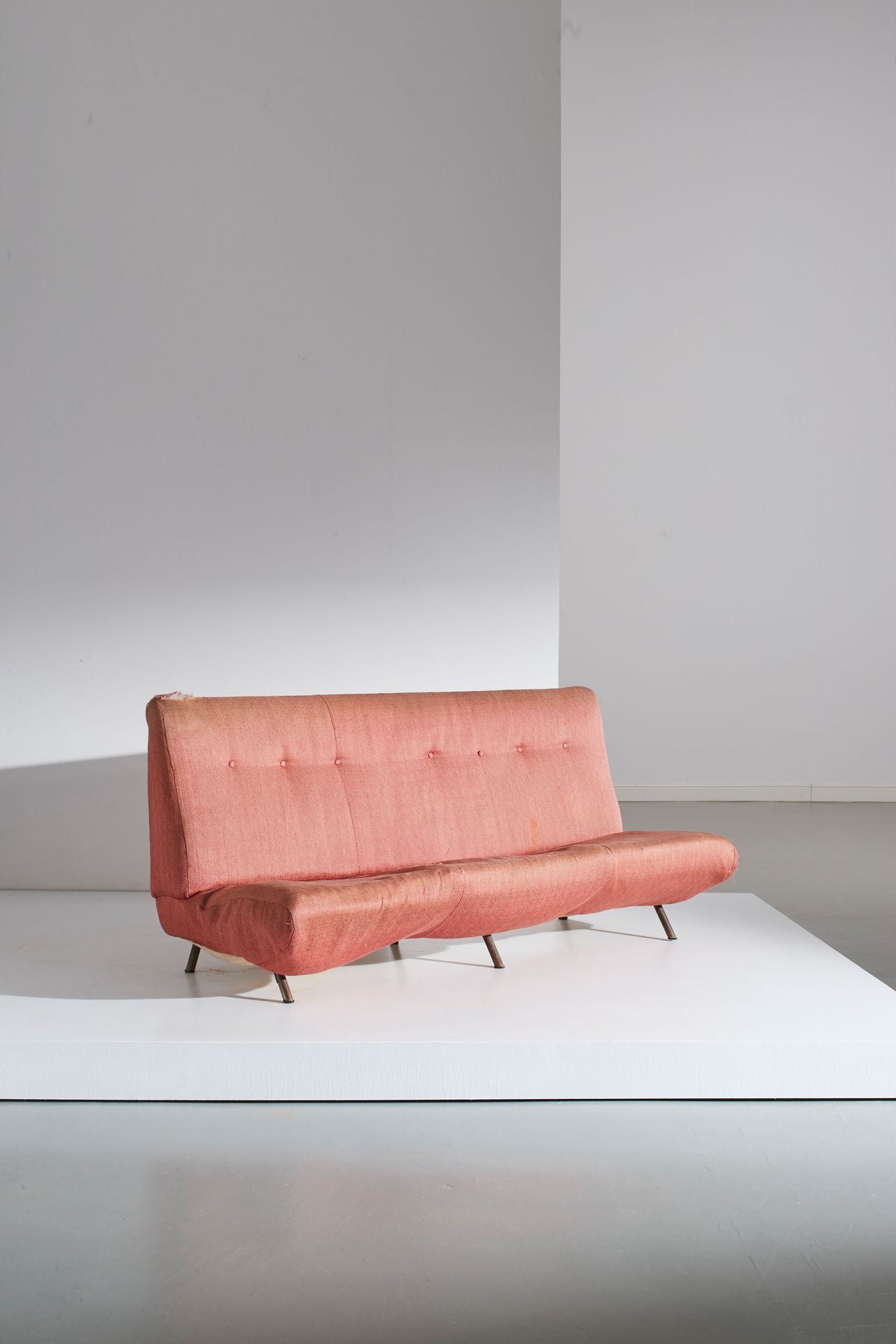 Marco Zanuso IX Triennale沙发。黄铜，软垫织物。Production Arflex 1956 ca.
Cm 84x180x74
A SE&hellip;
