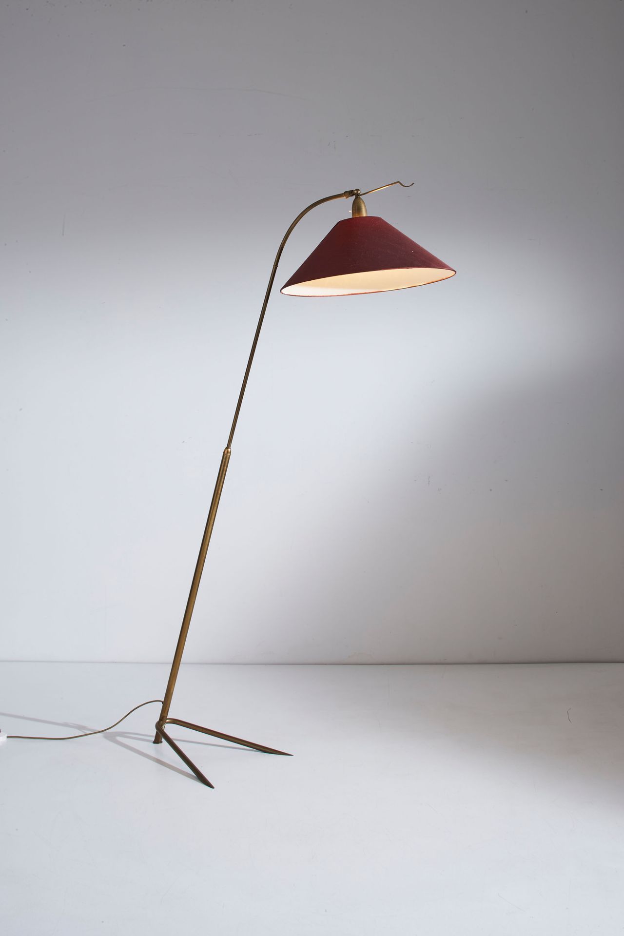 Manifattura Italiana 落地灯。黄铜色的，面料。意大利 1950年代。
cm 180x110x50
AN ITALIAN FLOOR LAMP&hellip;