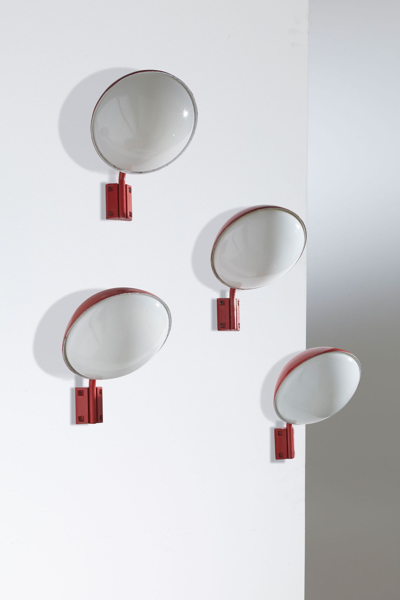 Manifattura Italiana Quattro lampade da parete. Metallo verniciato, vetro opalin&hellip;
