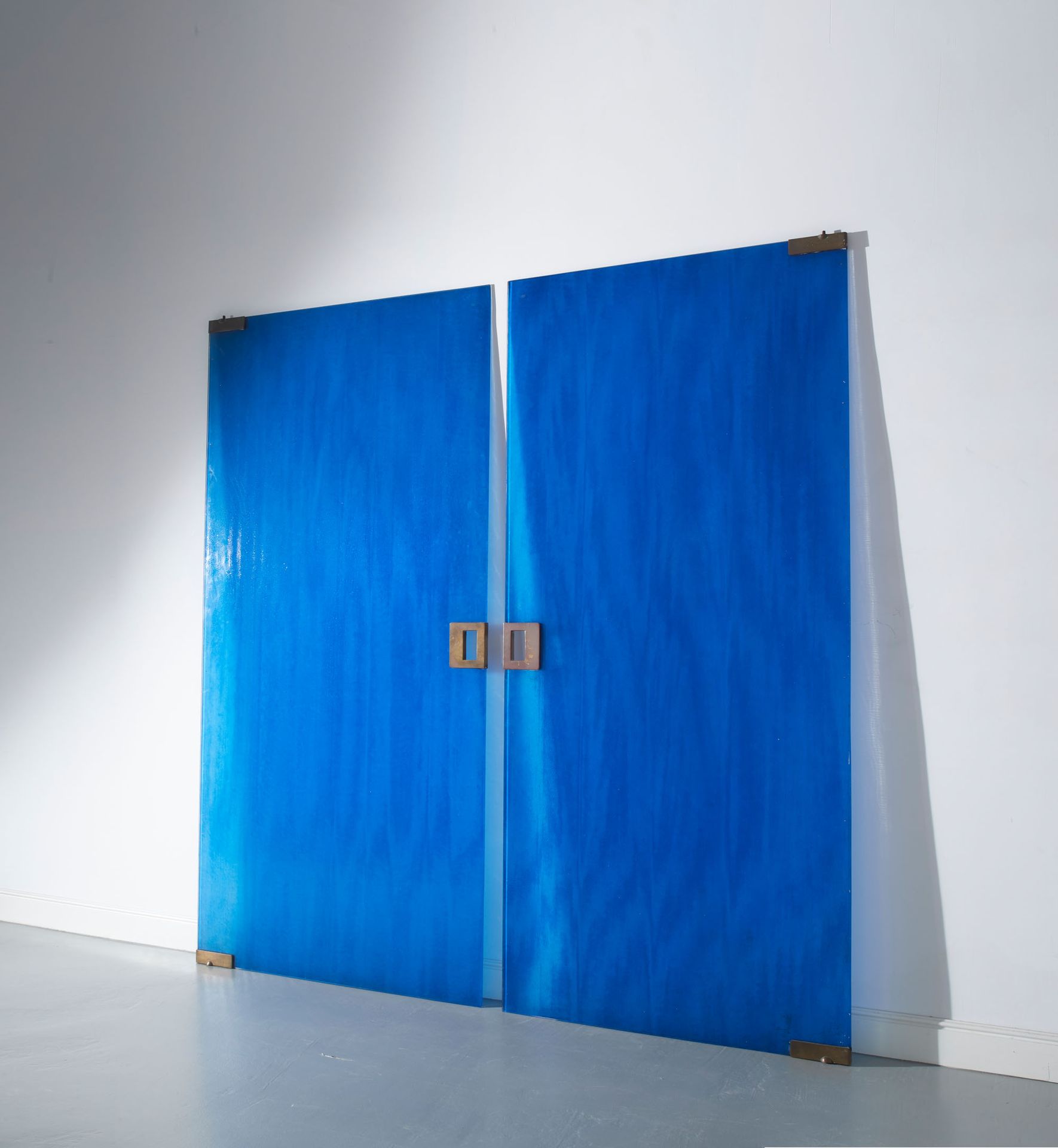 FONTANA ARTE (ATTRIB. A) Two doors. Colored, molded and tempered crystal, brass.&hellip;