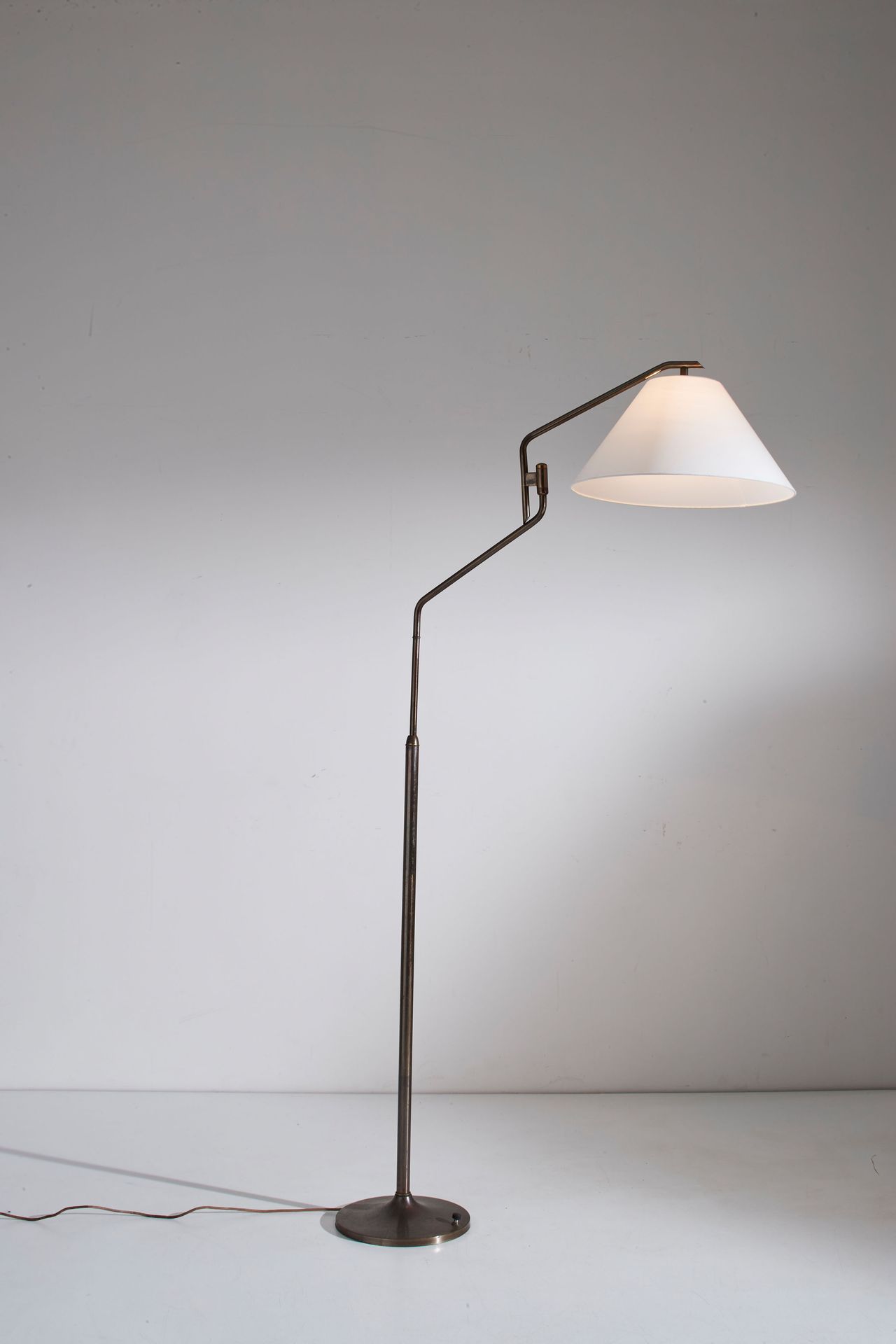 Manifattura Italiana Floor lamp mod. Bridge. Brass, fabric. Italy 1950s.
Cm 197x&hellip;