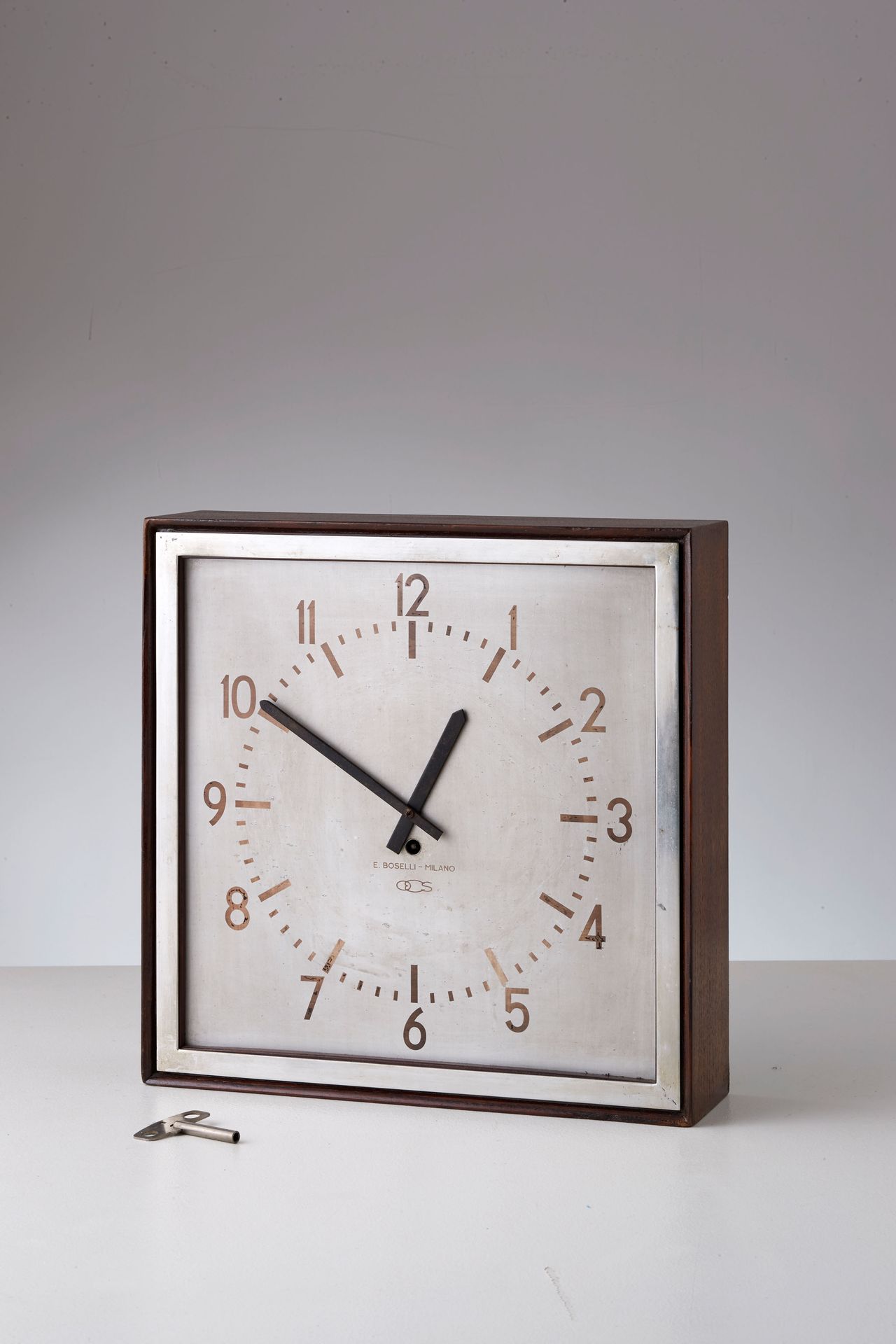 GIO PONTI (ATTRIB. A) 时钟。木头，丝网印刷铝，抛光铝。生产。Boselli 1950年代。
cm 35x35x10
A Clock ATT&hellip;