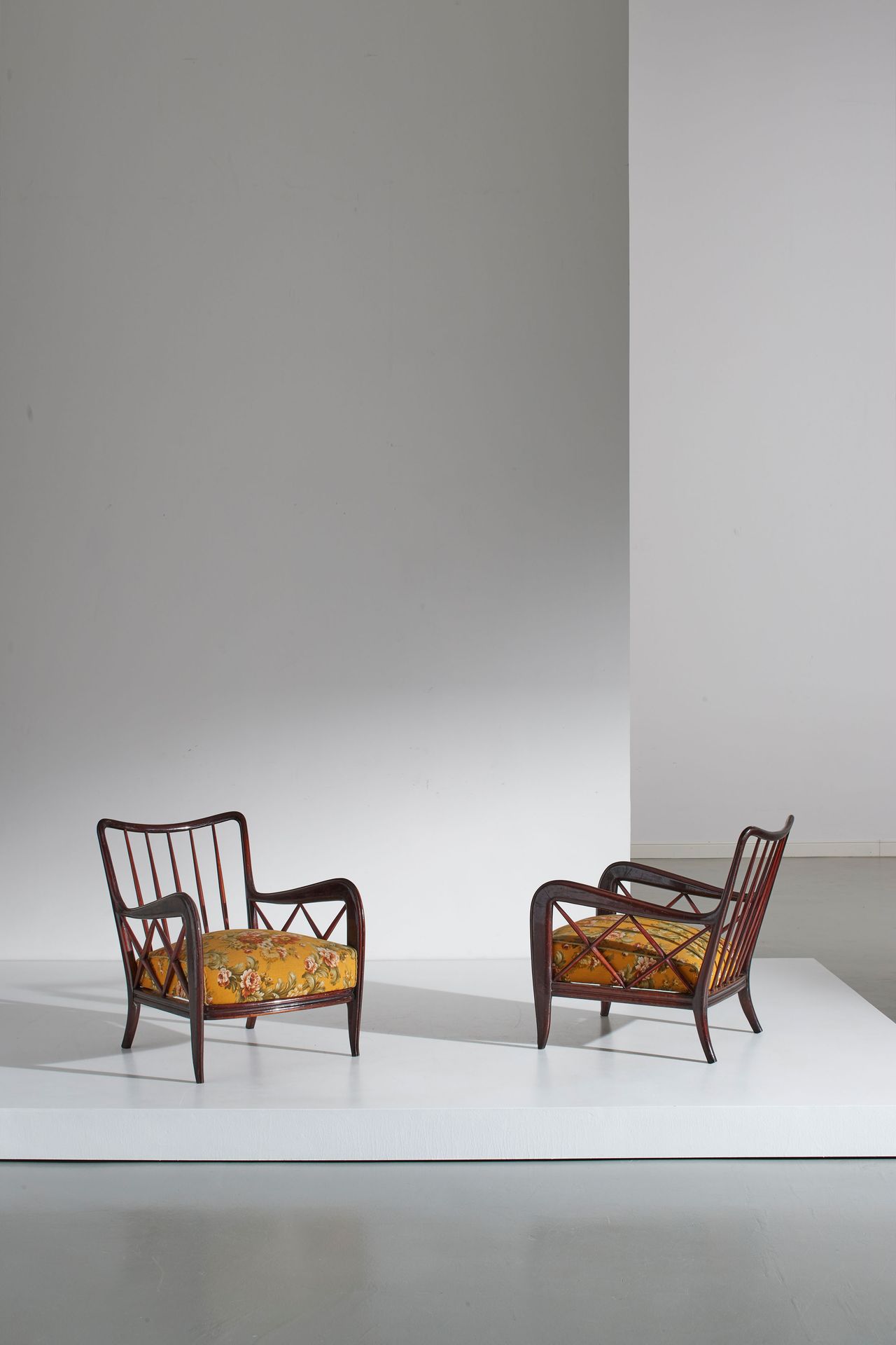 PAOLO BUFFA (ATTRIB. A) Paire de fauteuils. Bois de hêtre teinté acajou, tissu d&hellip;