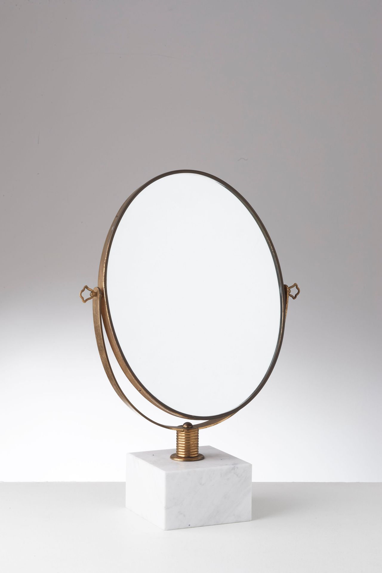 Manifattura Italiana 独立的镜子。大理石，黄铜，镜面水晶。意大利 1950年代。
cm 58x42x16
AN ITALIAN TABLE &hellip;