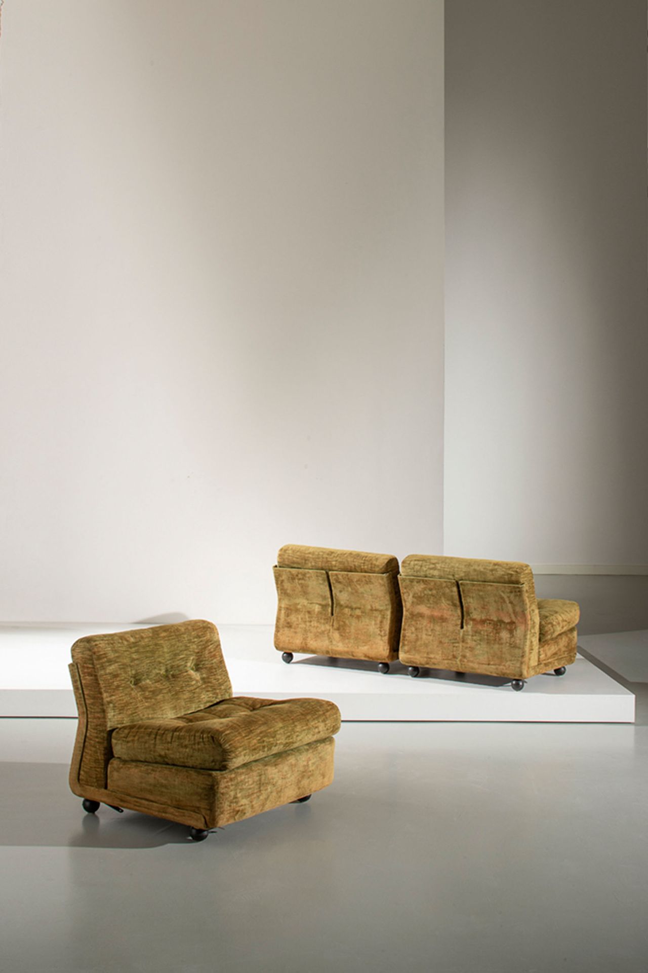 Mario Bellini 三张扶手椅，型号：Amanta.模制的ABS，软垫天鹅绒。C&B意大利公司1960年代生产。制造商的标签。
每张扶手椅71x62x8&hellip;