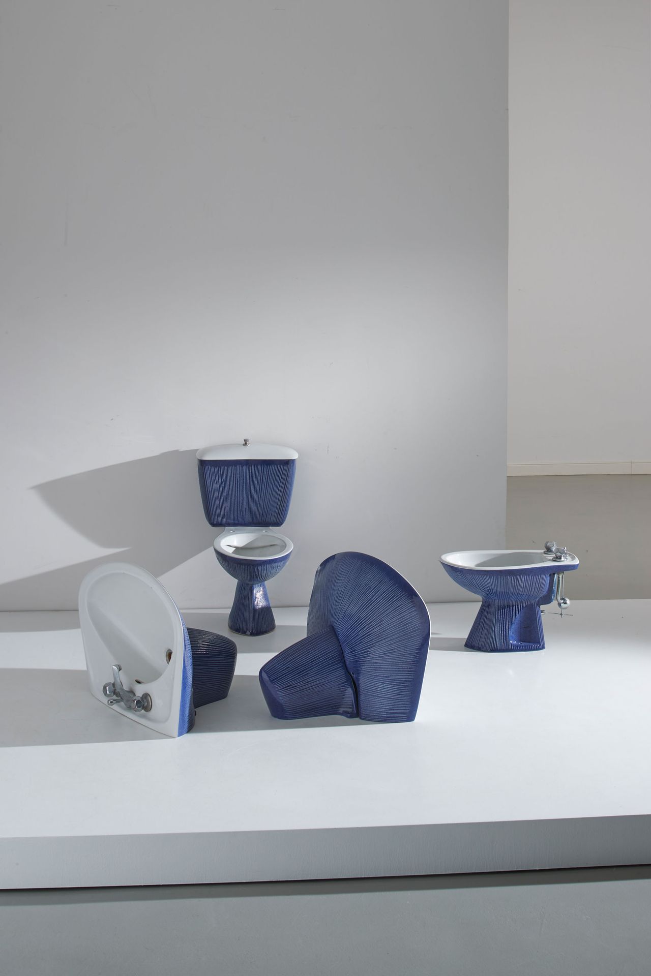 ANTONIA CAMPI Set di sanitari: due lavabi pensili, un vaso con vaschetta e un bi&hellip;