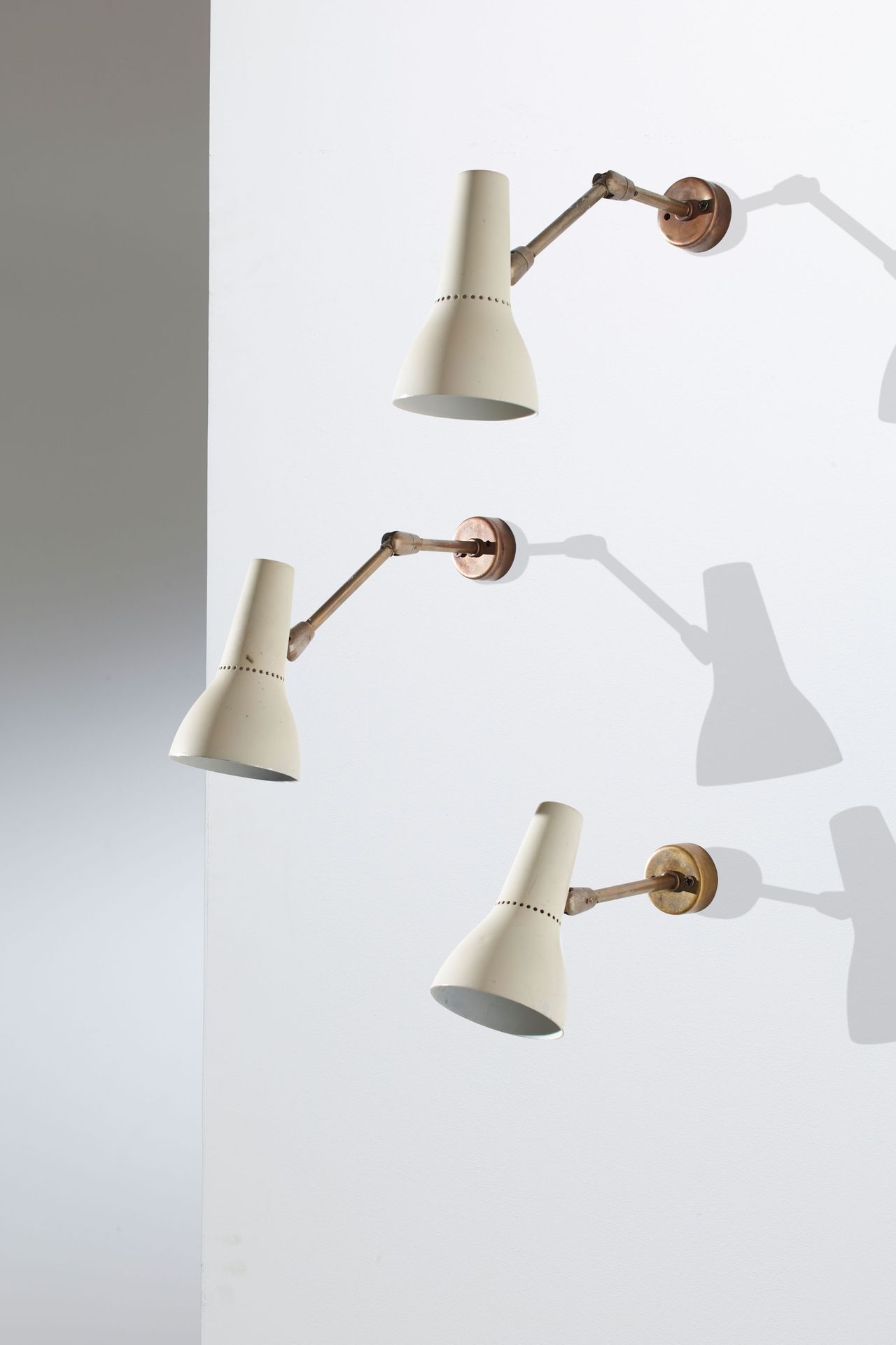 GIUSEPPE OSTUNI Three wall lamps. Brass, painted aluminum. Oluce production 1950&hellip;