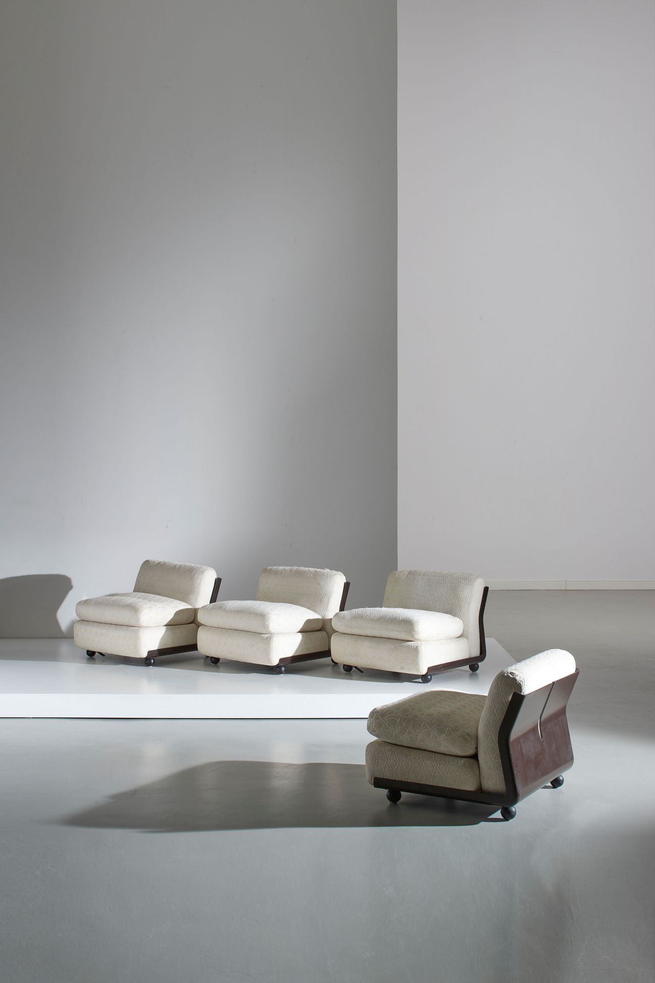 Mario Bellini 四张扶手椅，型号：Amanta.模制的Abs，软垫的织物。制造商的标签。1970年代由B&B公司生产。
，每张扶手椅71x62x80&hellip;