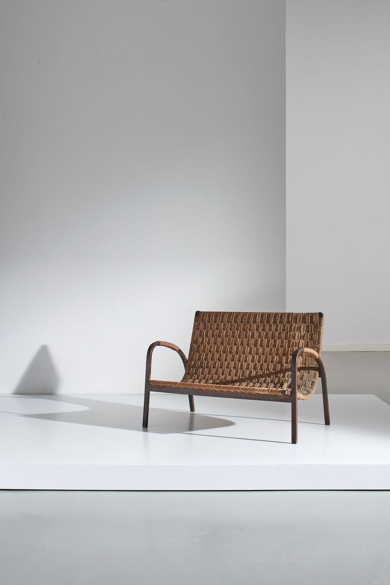 LUIGI RICCI Modernist sofa. Curved beech wood, woven hemp rope.
Cm 81x114x78
A M&hellip;