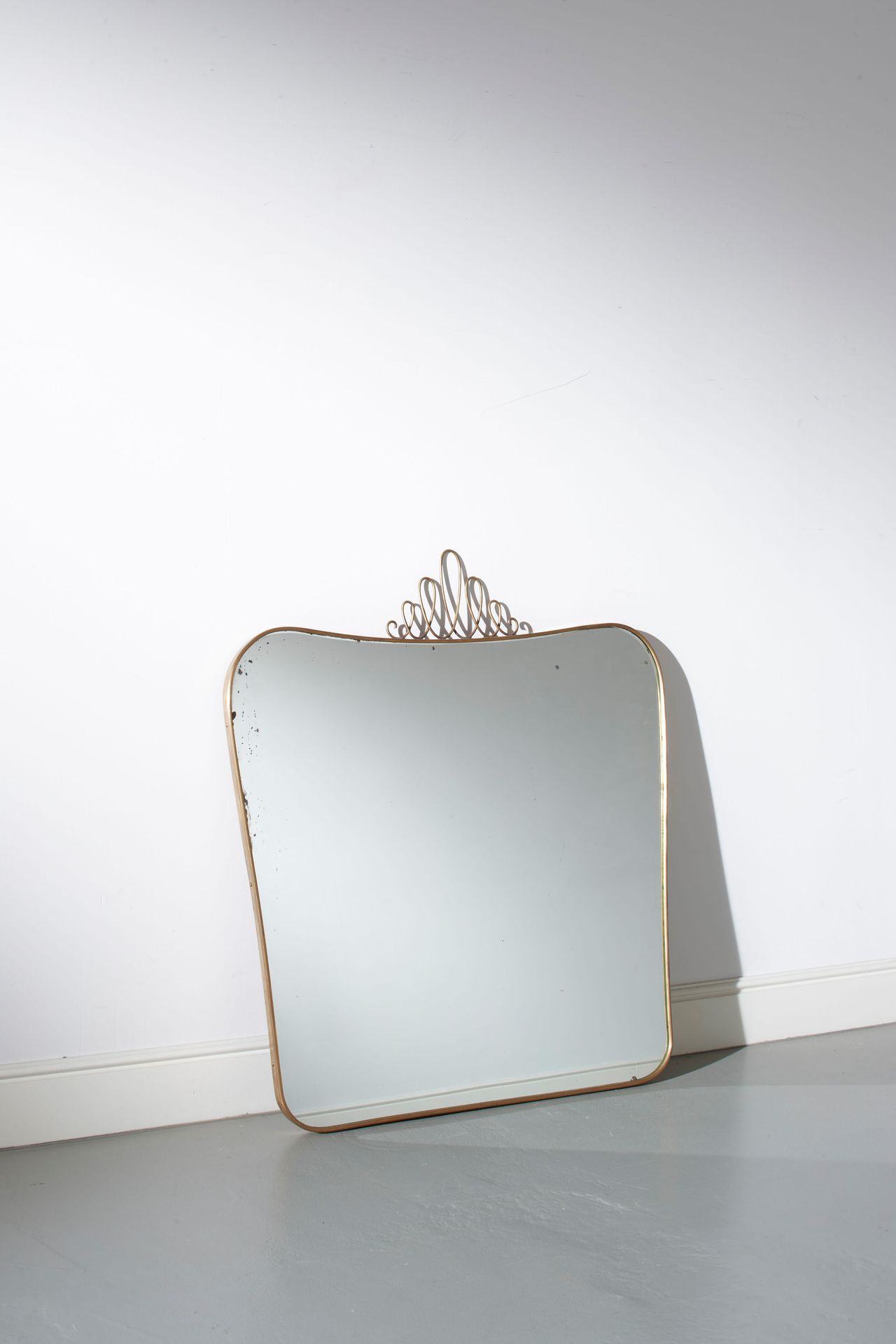 Manifattura Italiana Miroir. Laiton, cristal miroir. Italie années 1950. 
Cm 92x&hellip;