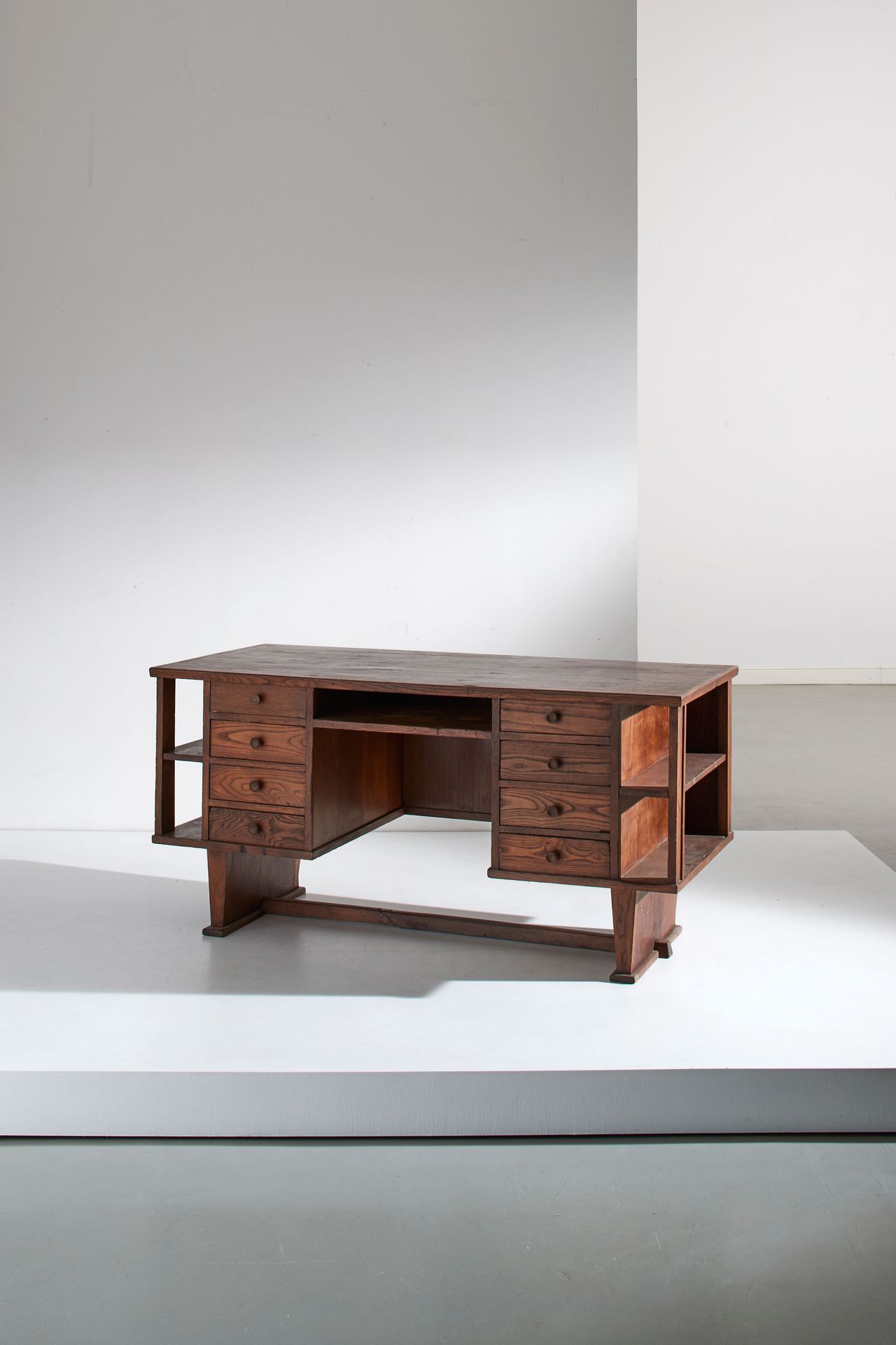 Manifattura Italiana Desk. Oak wood. Italy 1950s.
Cm 78x160x74
AN ITALIAN DESK

&hellip;