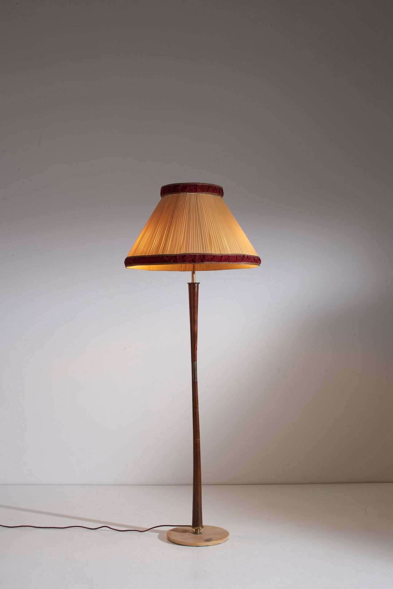 STILNOVO 落地灯。大理石。木材，黄铜，喷漆铝，织物。意大利 1950年代。
cm 180x65 with lampshade
A FLOOR LAMP &hellip;
