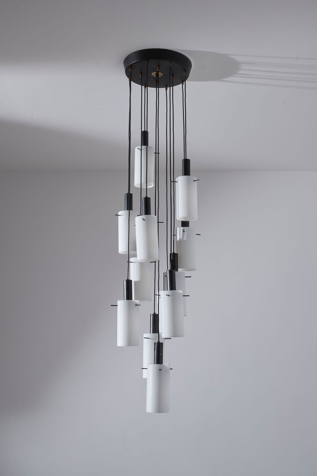 Manifattura Italiana Lampe à suspension. Aluminium peint, laiton émaillé, laiton&hellip;
