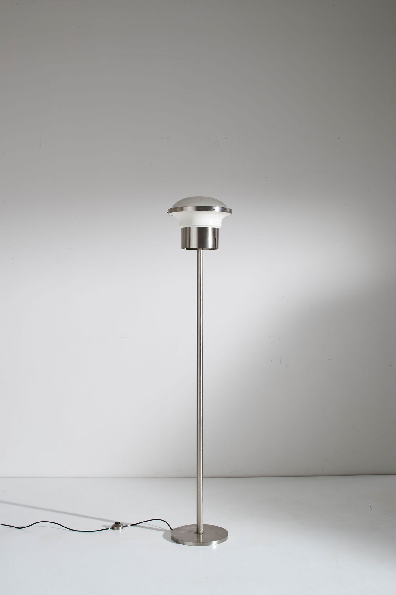 SERGIO MAZZA 落地灯。铸铁，镀镍金属，涂铝，压制玻璃。生产Artemide 1960年代。
cm 170x35
A FLOOR LAMP BY S.&hellip;