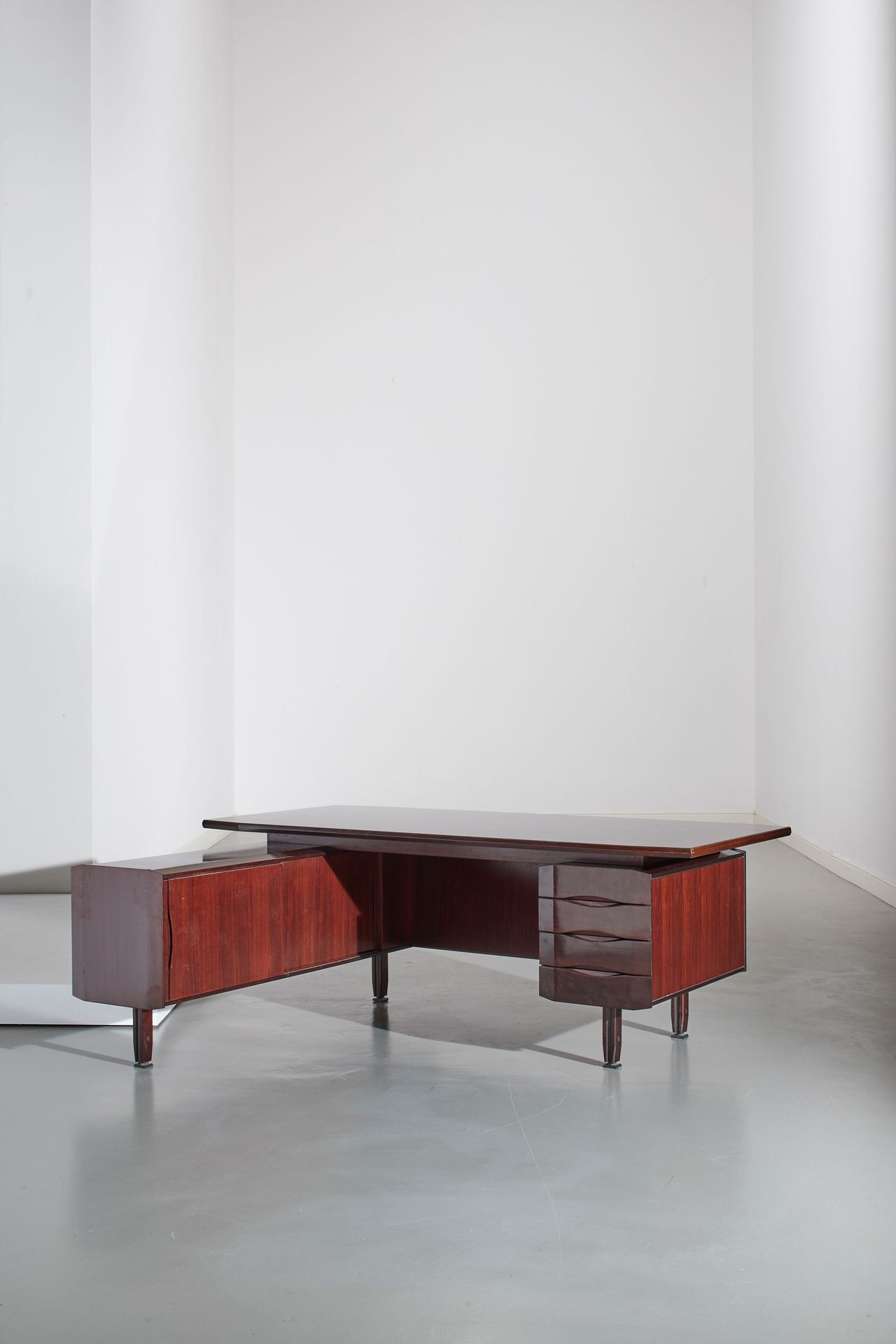 MASNIFATTURA ITALIANA Equipped desk. Exotic wood, burnished metal. Italy 1960s.
&hellip;