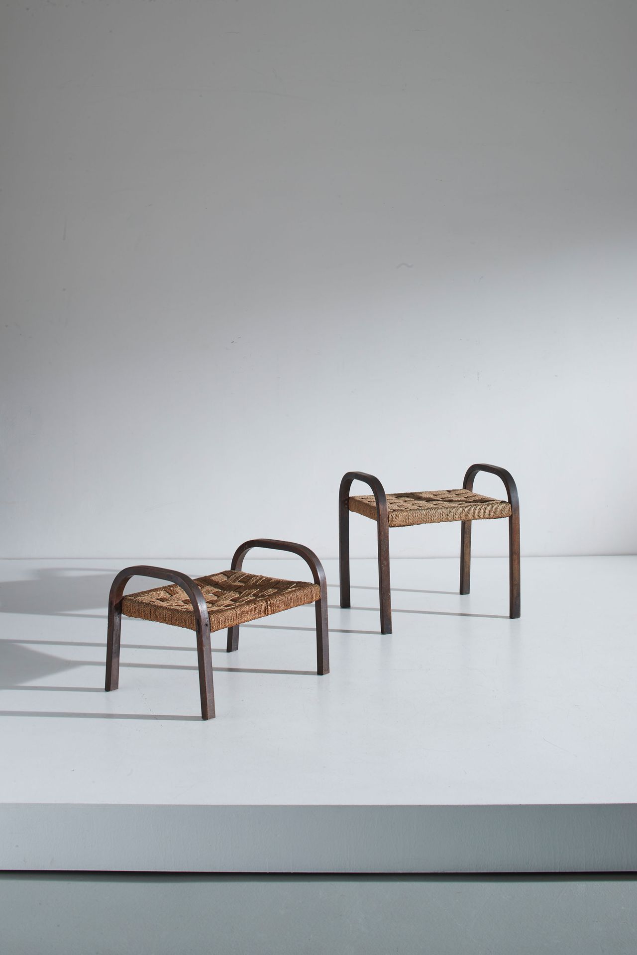 LUIGI RICCI 两个现代主义的长椅。弯曲的山毛榉木，编织的麻绳。
cm 50x52x38, cm 37x52x38
TWO OTTOMANS BY L.&hellip;