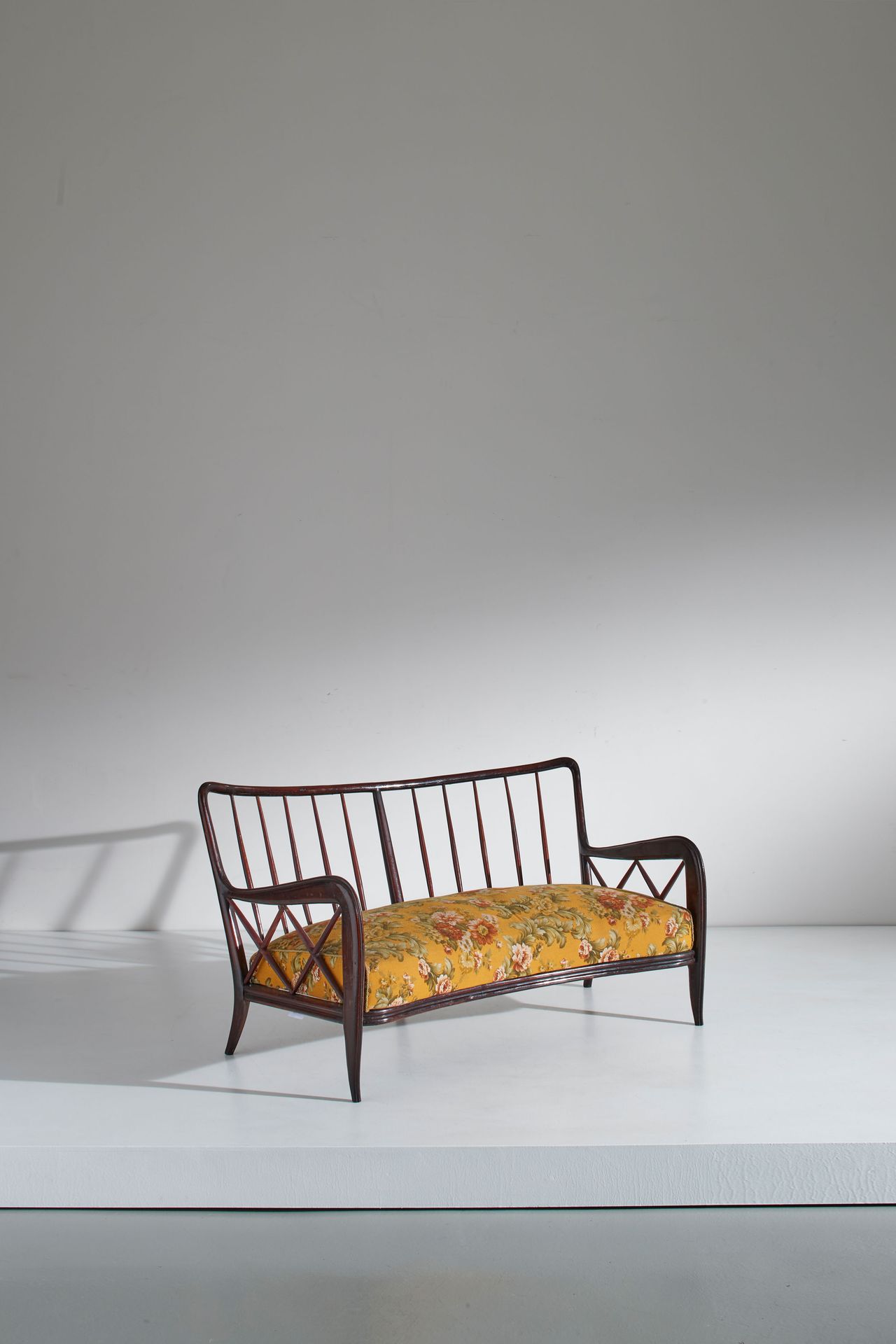 PAOLO BUFFA (ATTRIB. A) 弧形沙发。染色的山毛榉木，软垫织物。意大利20世纪50年代。
cm 77x147x90
A CURVED SOF&hellip;