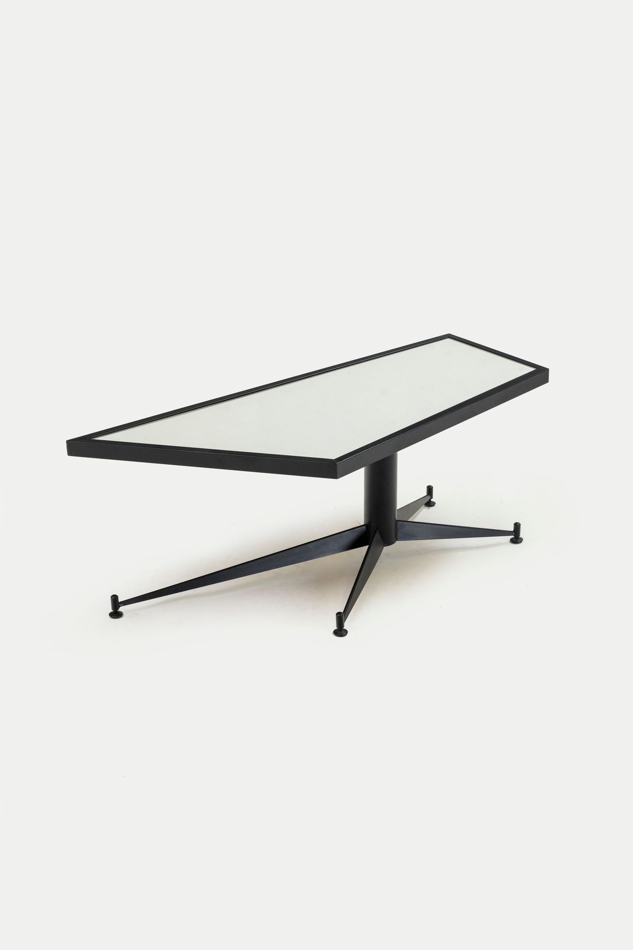 GIO PONTI (ATTRIB. A) 矮桌。油漆金属，镜面玻璃，黄铜。生产Rima 1955约。 
厘米42x104x46
属于G.Ponti的矮桌 

&hellip;