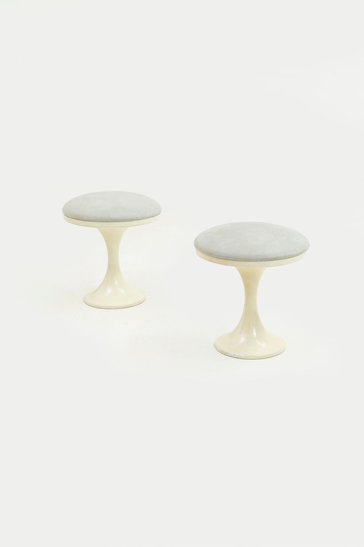 MANIFATTURA ITALIANA 两个凳子。搪瓷压铸铝，软垫织物。1960s.
Cm 43x40x40 
一对意大利凳子



状况良好，有小的线条和磨&hellip;