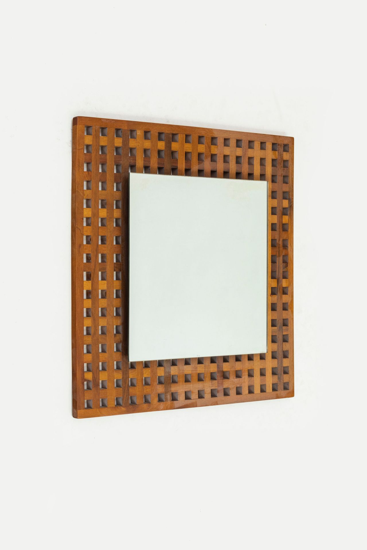 ETTORE SOTTSASS (ATTRIB. A) 镜子。实木，镜面水晶。意大利，约1960年。 
66x66x5厘米
一面归于E.SOTTSASS的镜子。&hellip;