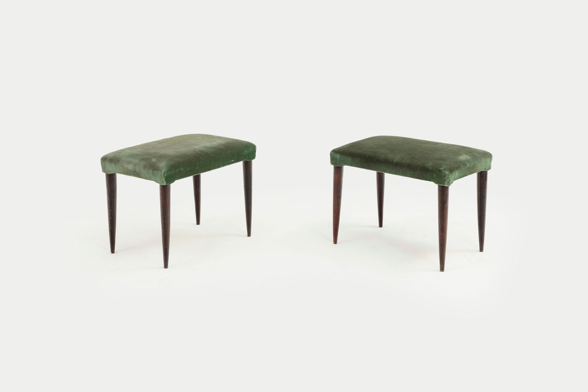 MANIFATTURA ITALIANA 两个凳子。镟木，软垫织物。 
一对意大利长椅
cm 40x53x35




状况良好，有小的线条和磨损的痕迹，可以忽&hellip;