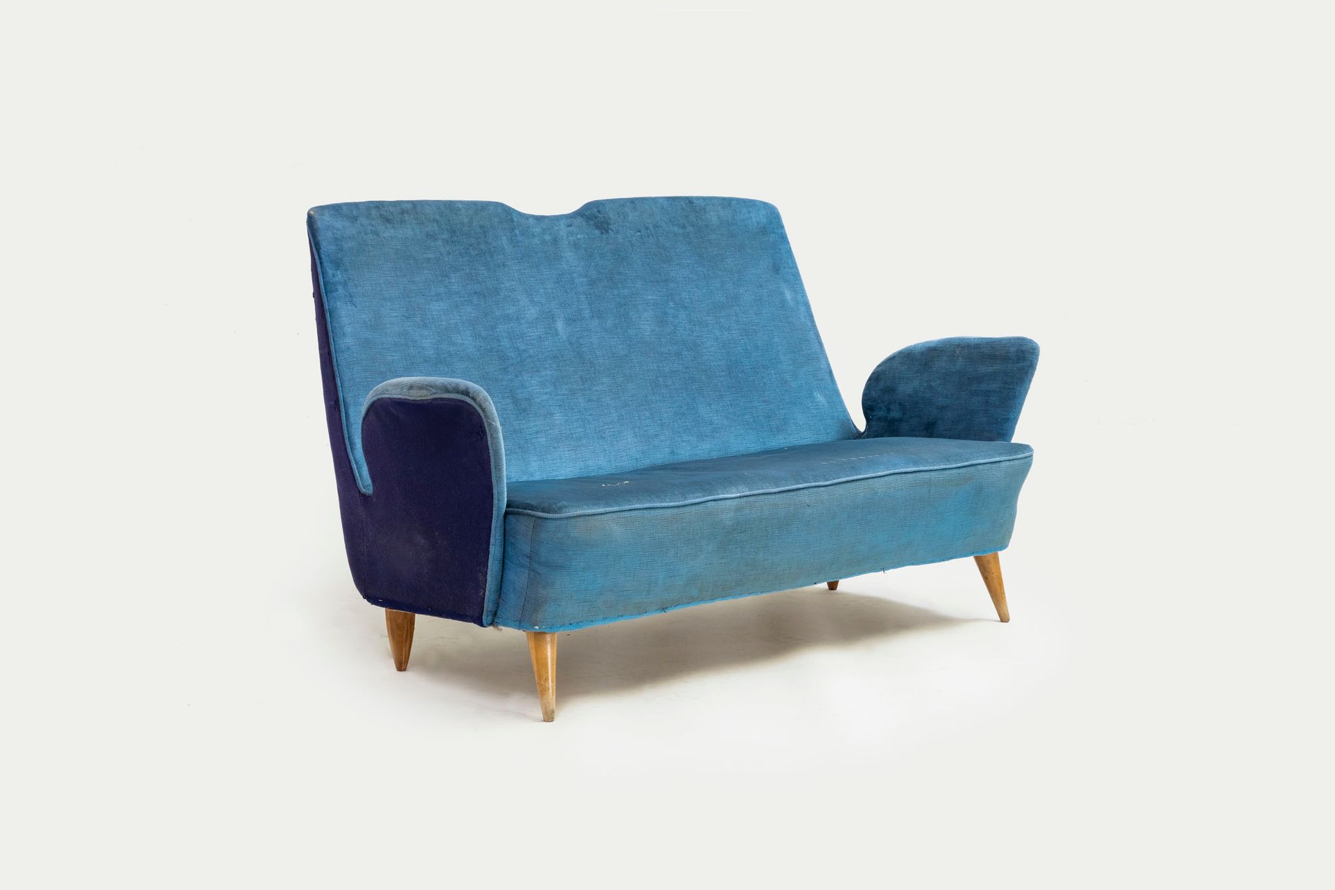MANIFATTURA ITALIANA Sofa. Turned wood, upholstered fabric. 1950s.
78x150x60 cm.&hellip;