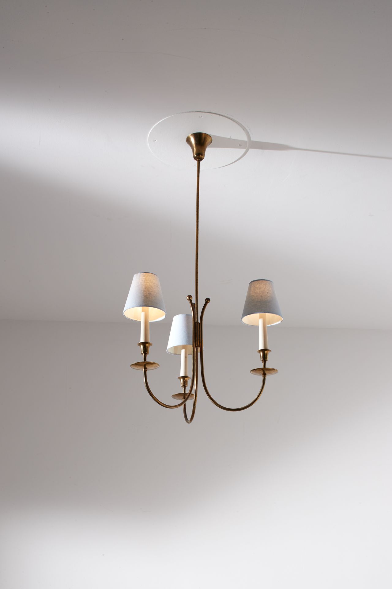 JEAN ROYERE (NEL GUSTO DI) 吊灯。黄铜，漆木，织物。意大利 1950年代。
100x40厘米
J.罗耶尔风格的吸顶灯



整体状况良&hellip;