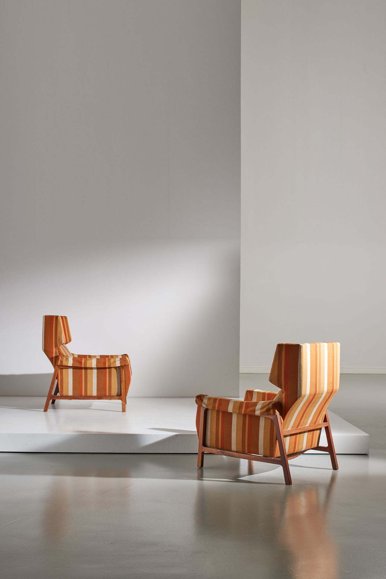 EUGENIA ALBERTI REGGIO - UMBERTO COLOMBO 一对用于私人住宅的扶手椅。浅胡桃木，软垫织物。Carugati造船厂约1957&hellip;