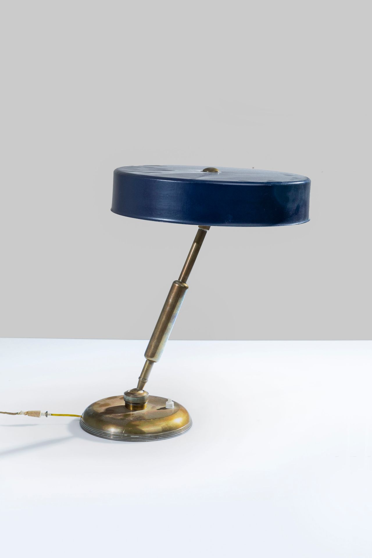 STILNOVO Lampe de table. Laiton, métal émaillé. Italie, années 1950.
Cm 43x30x30&hellip;