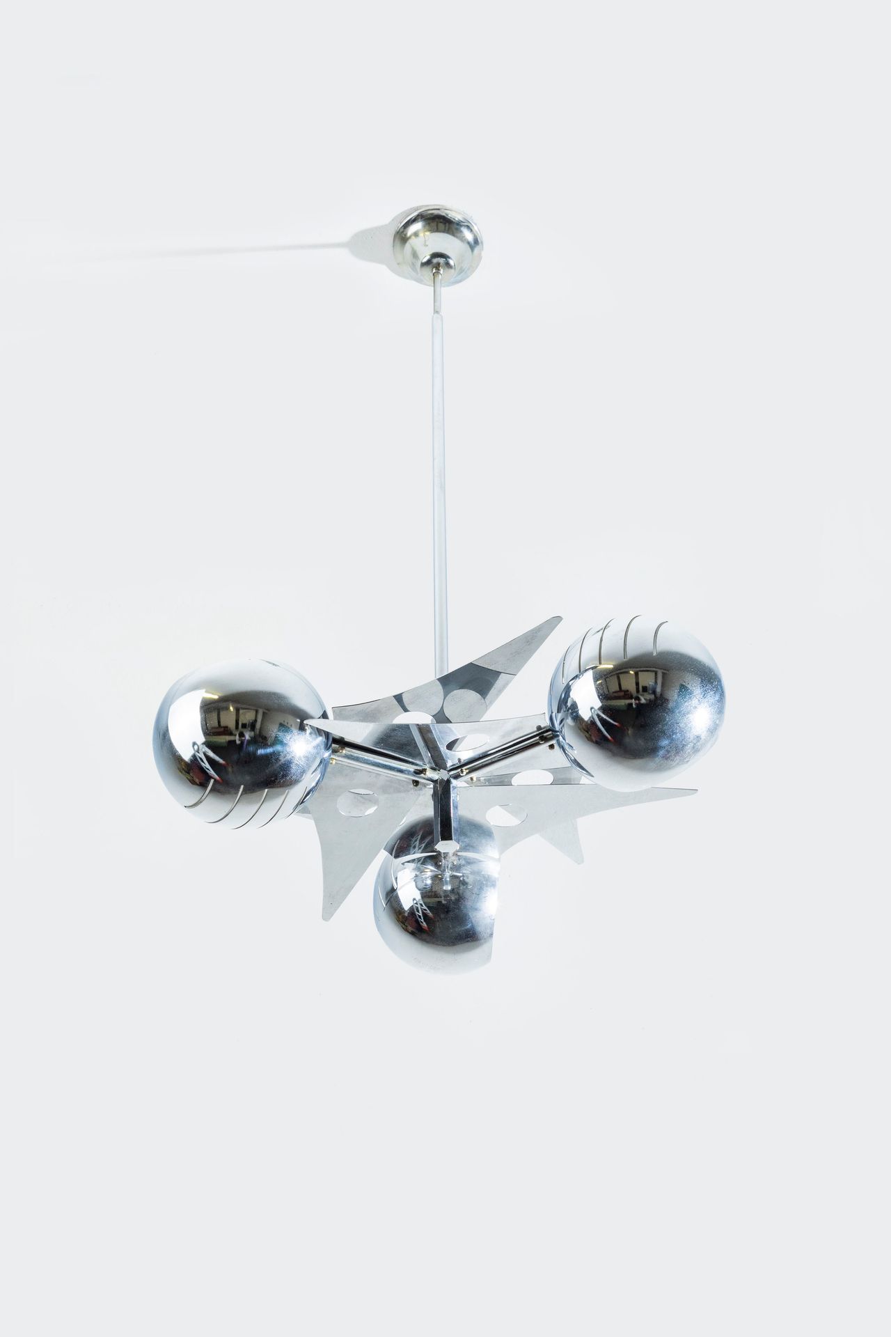 MANIFATTURA ITALIANA Suspension lamp. Chrome-plated metal. 1970 ca.
97x55x55 cm.&hellip;