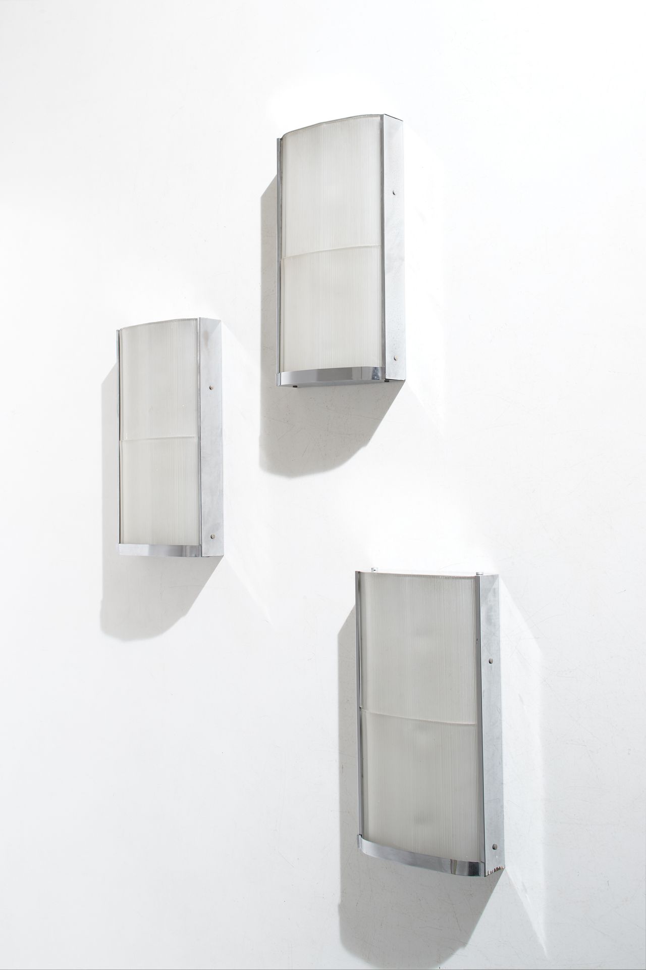 MANIFATTURA ITALIANA Tre grandi lampade da parete. Metallo cromato, vetro presso&hellip;