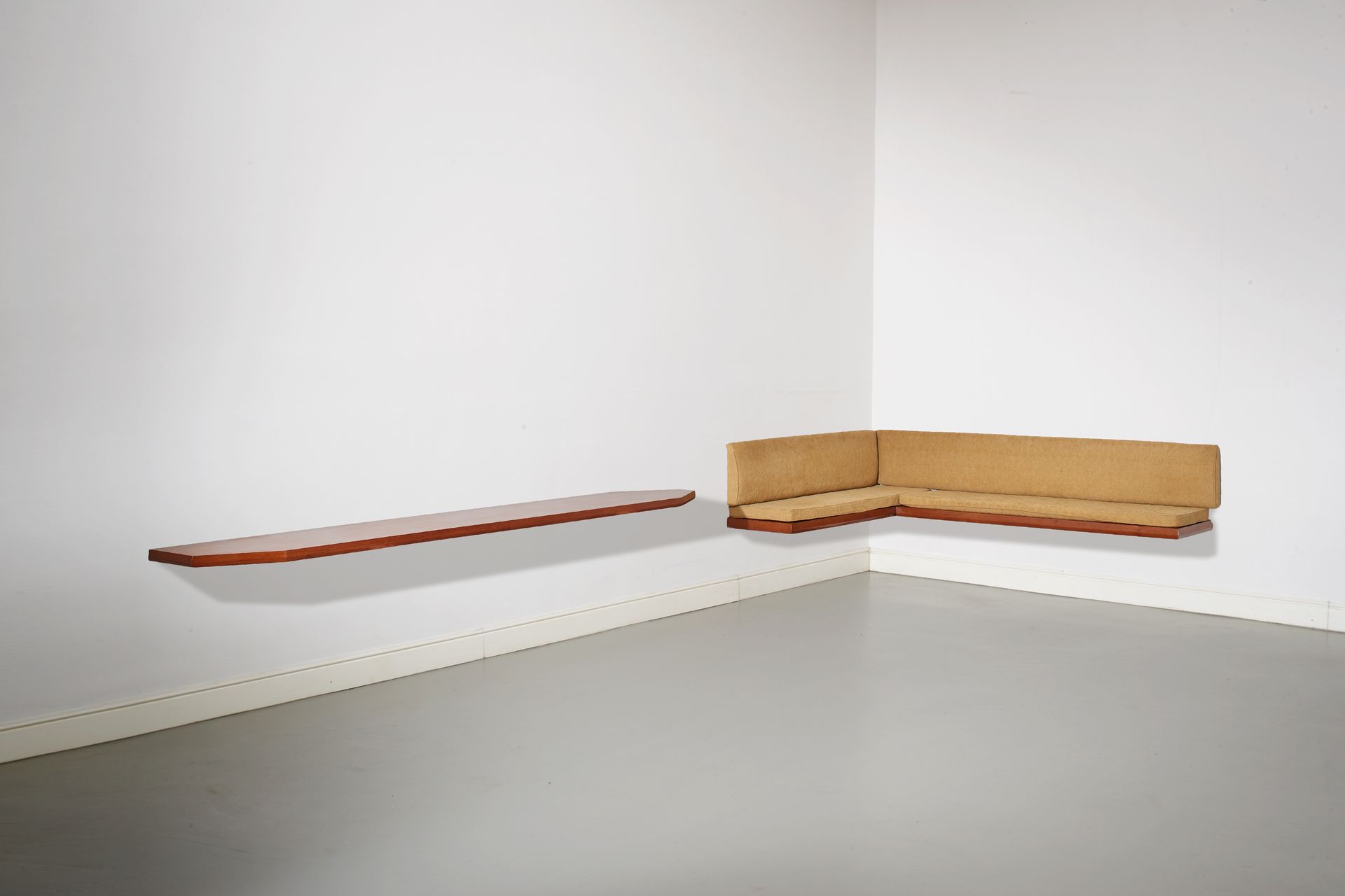 OSVALDO BORSANI 一个长凳和一个架子。胡桃木，软垫织物。Borsani Varedo生产，约1960年。 
长凳厘米40x195x44；架子厘米4&hellip;