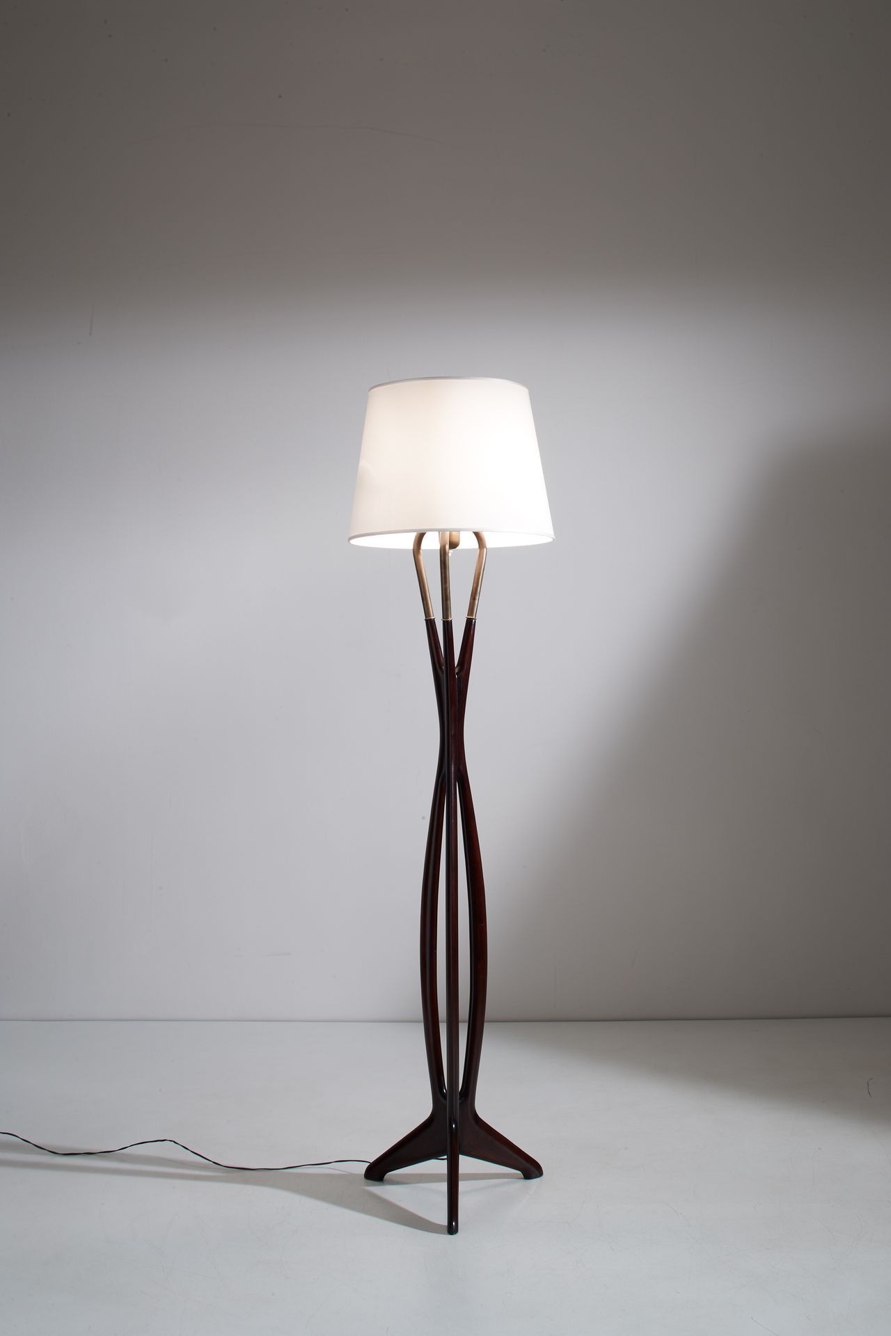 CESARE LACCA 落地灯。染色木头，黄铜，油漆铝。意大利 1950年代。
高176厘米
一盏落地灯，由C.LACCA



整体状况良好。小划痕，日常使&hellip;