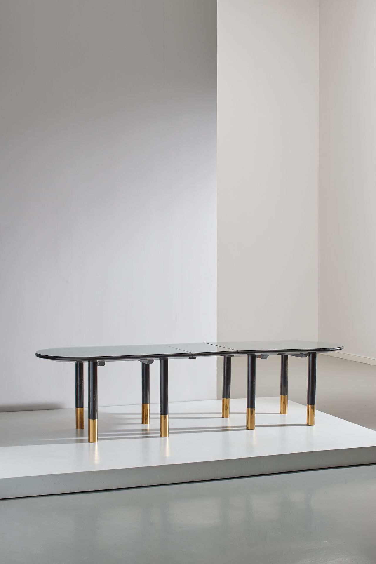 LUCA SCACCHETTI 大型组合桌。染色木，枫木镶嵌，黄铜，地面玻璃。意大利，约1990年。 
在这个构图中的尺寸为76x304x89；不含延伸部分的尺&hellip;