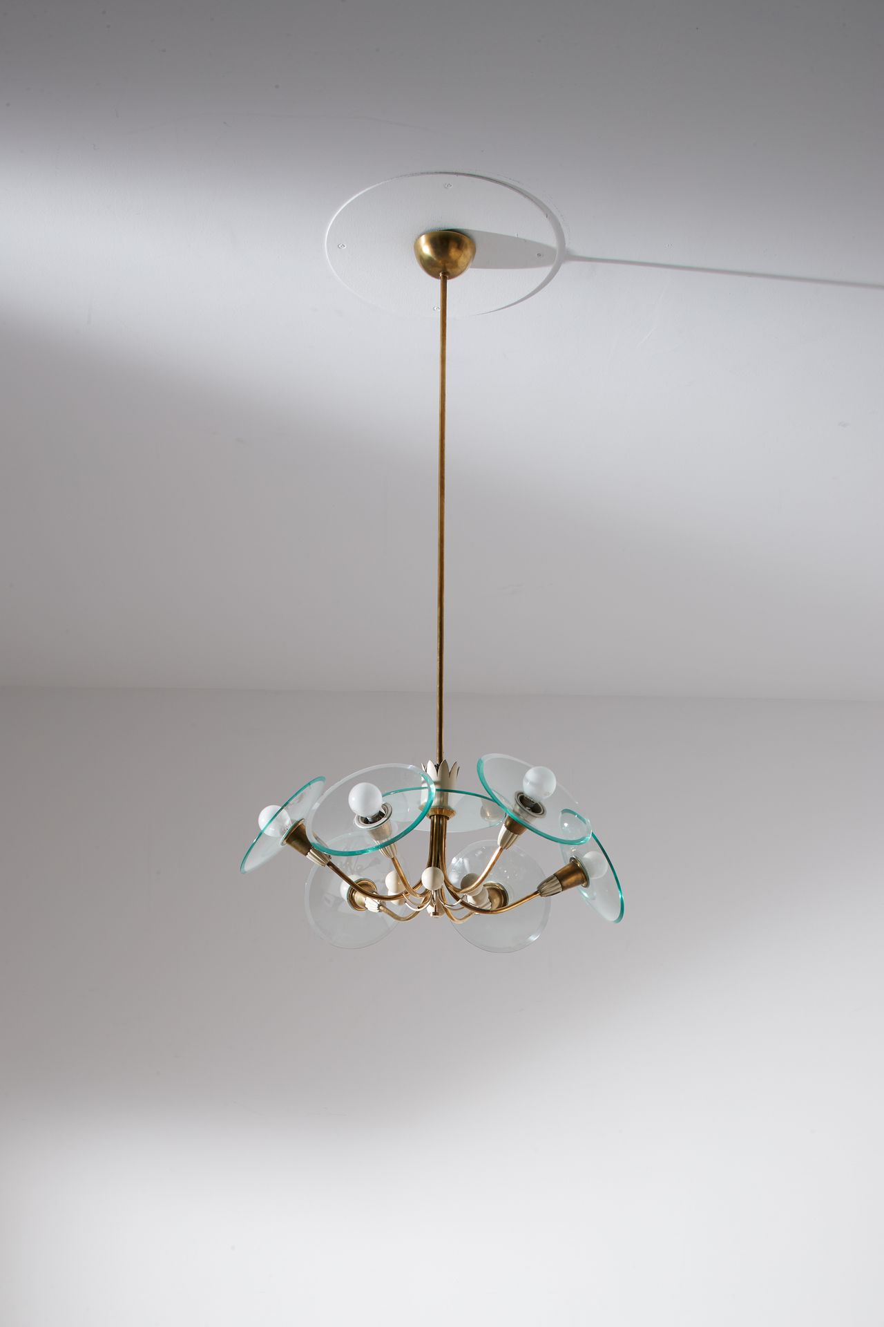 PIETRO CHIESA 4384M型吊灯。黄铜，涂铝，弧形和地面玻璃。由Fontana Arte在50年代生产。Fontana Arte真实性证书。
厘米1&hellip;