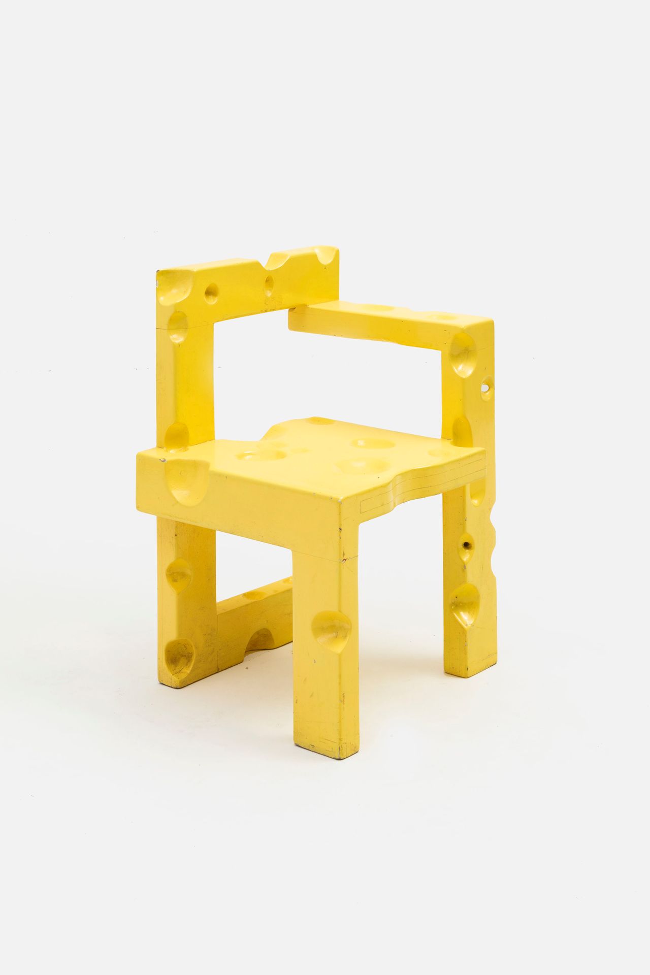 ANONIMO 现成的斯特曼椅子，由G. Rietveld设计。雕刻和上漆的木材。意大利1970年代。 
70x40x55厘米
仿效G.里特维尔德的无名椅


&hellip;